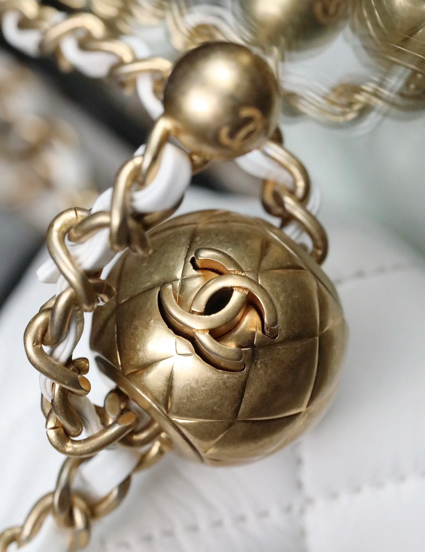 Chanel - Золотая сумка-клапан с шариком из углеродного волокна - Белая