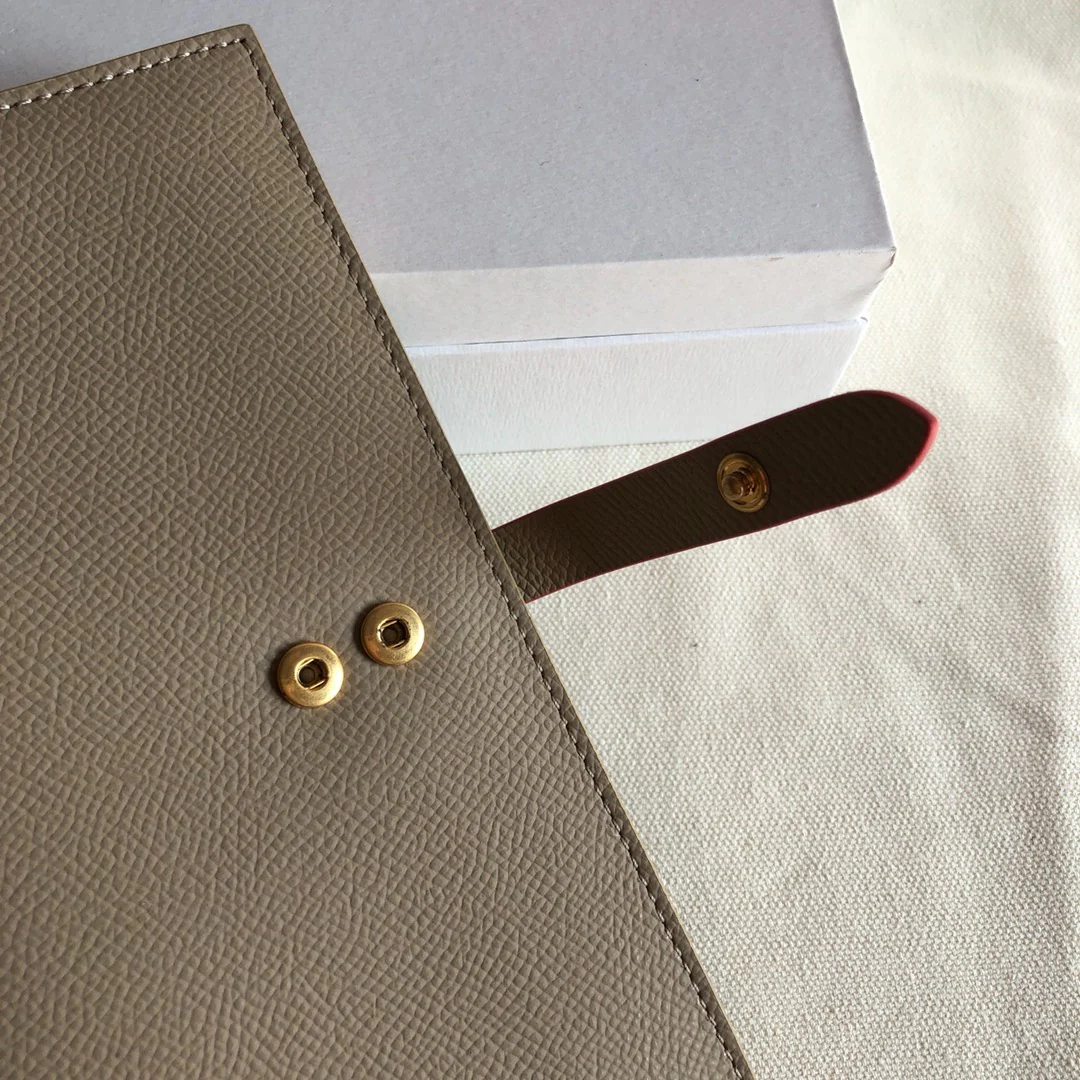 Длинный кошелек Celine — абрикосовый и фуксия — с принтом пальм.