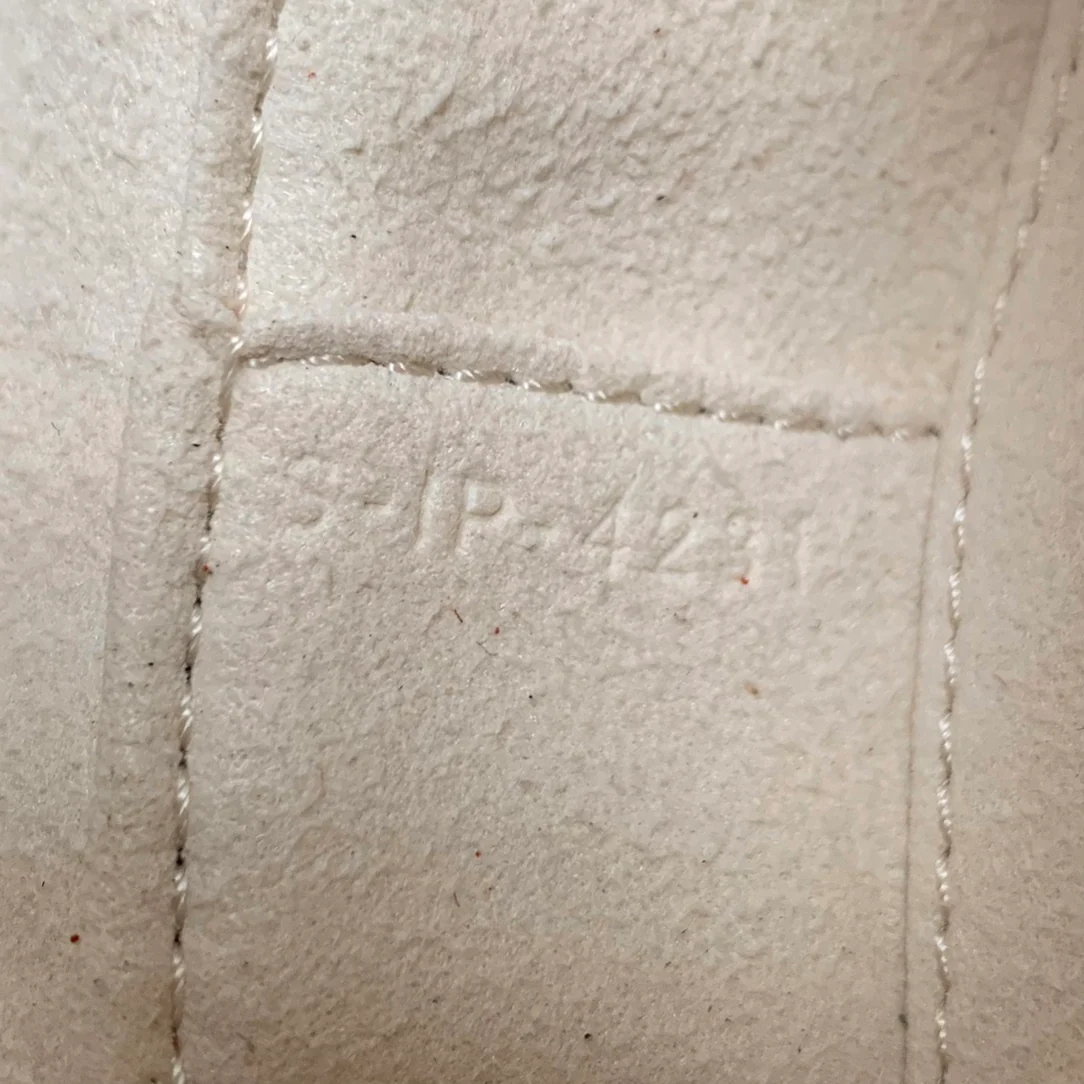 Мини-сумочка Celine в форме лунного пирога, белая.