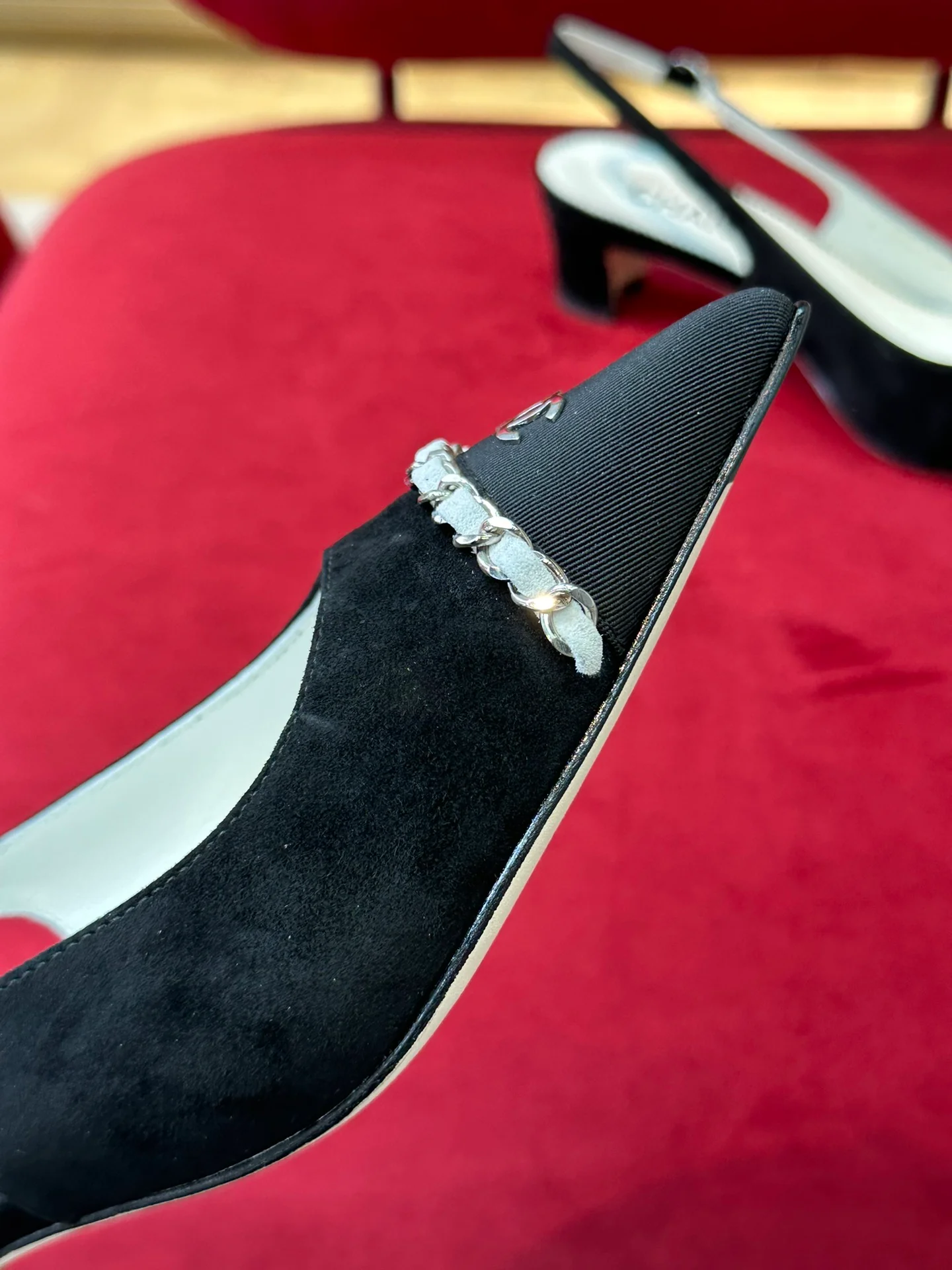 Замшевые босоножки Chanel на низком каблуке с цепочкой