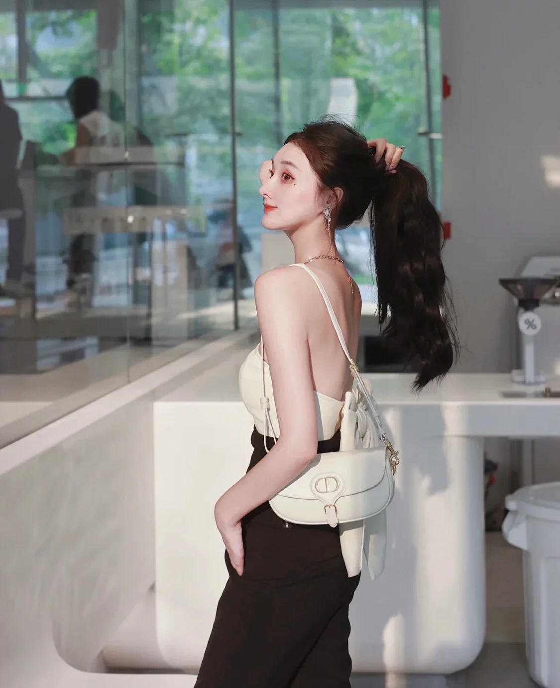 Сумка Dior Bobby Series East-West Underarm Bag - белая - на фото.