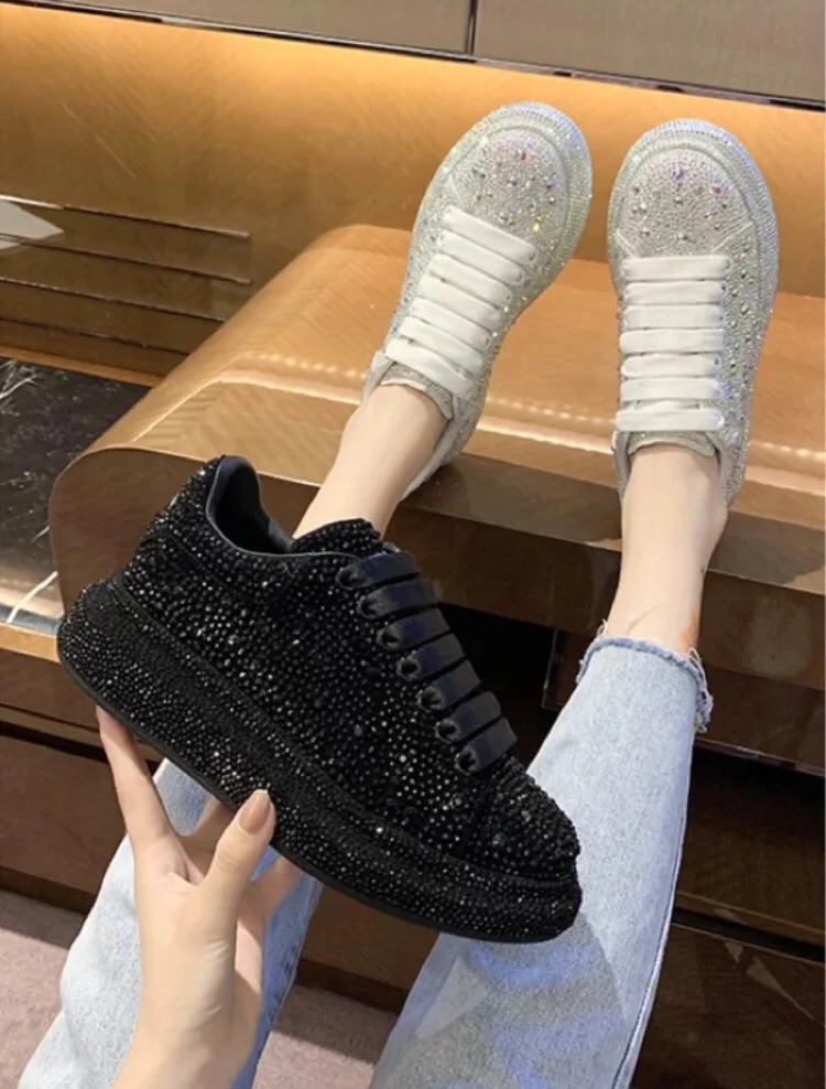 Классические белые кроссовки McQueen — серебристые с крупными бриллиантами