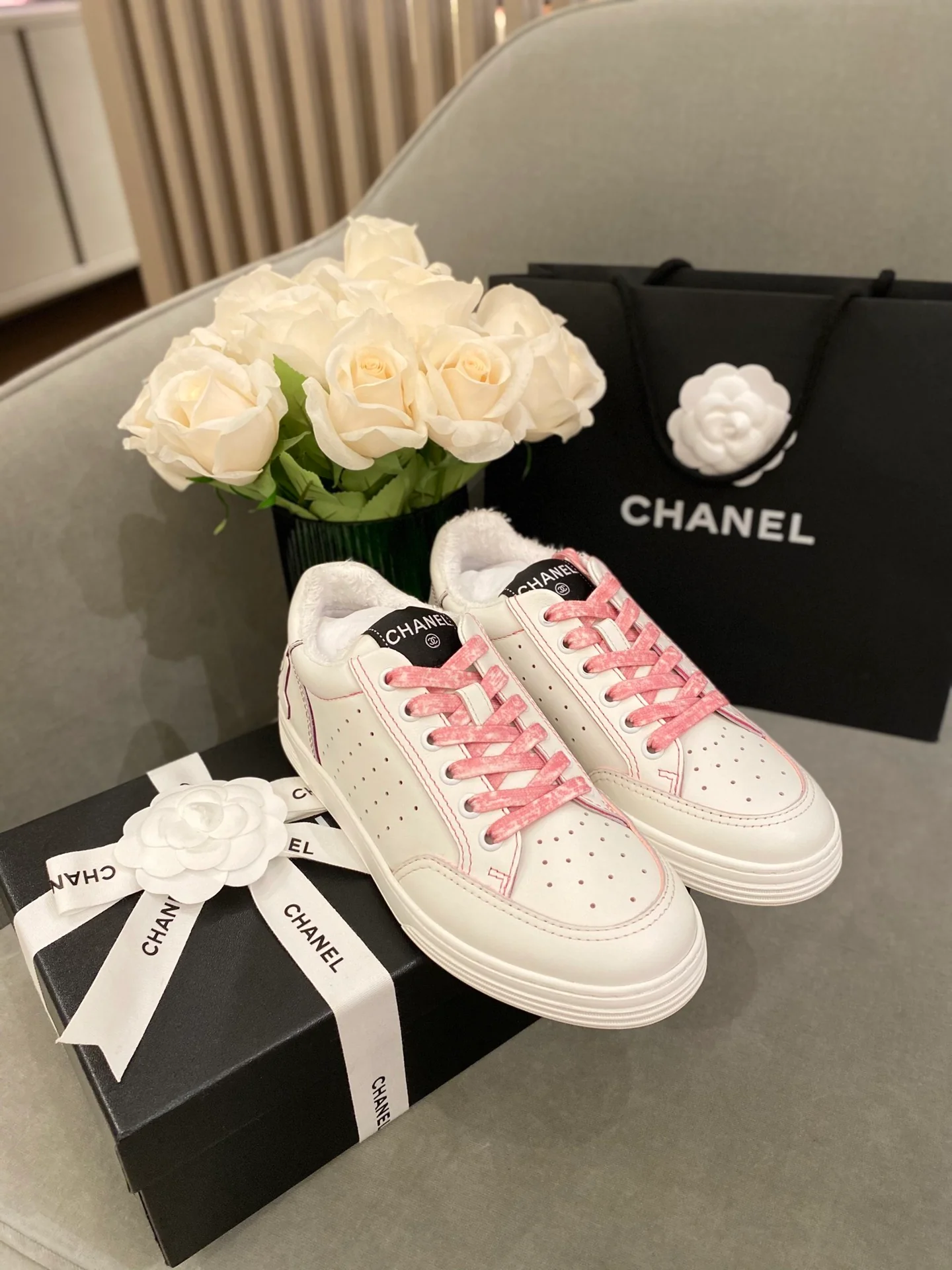 Белые кроссовки Chanel - 1