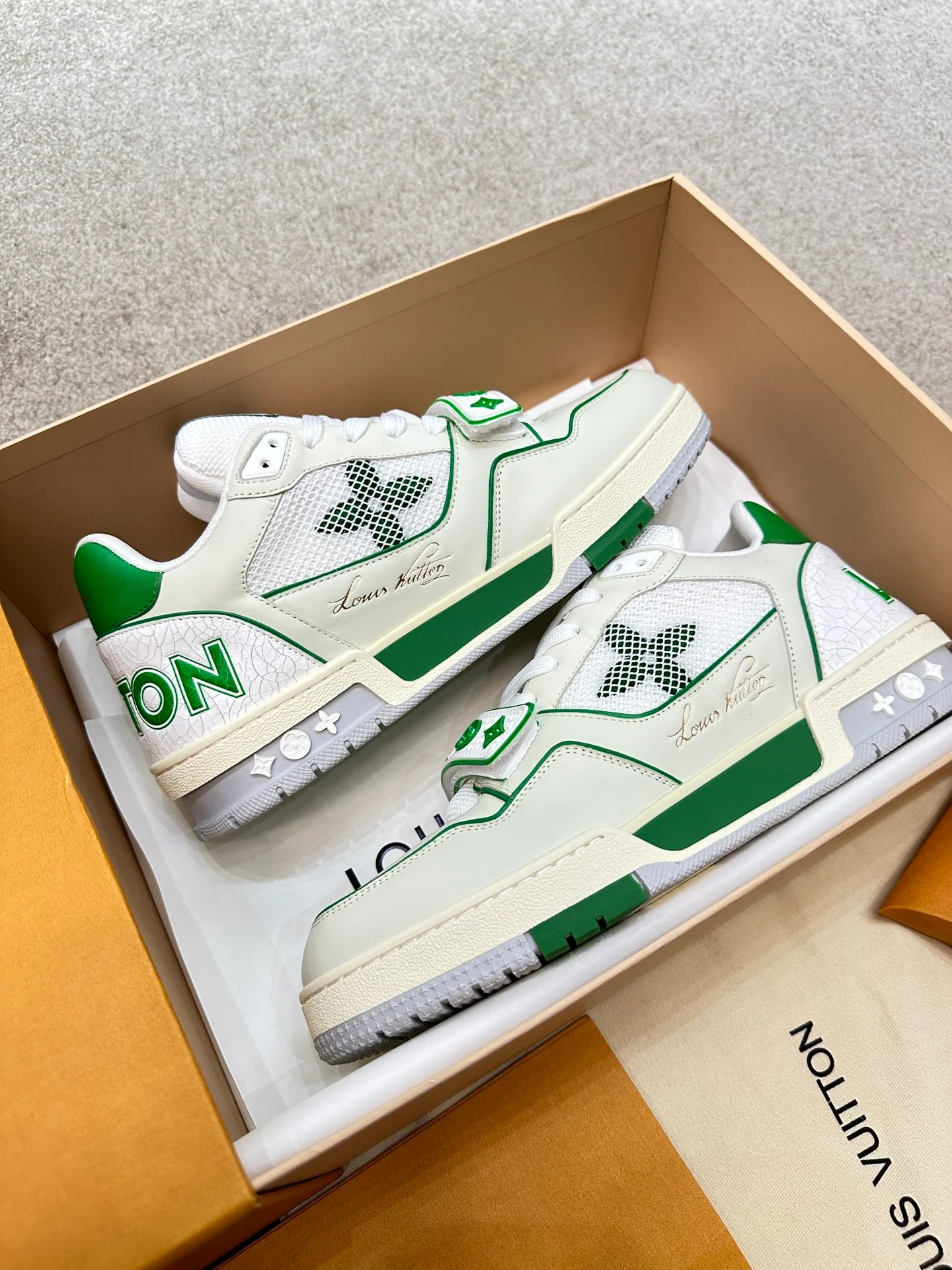 Кроссовки LV Trainer - белые и зеленые