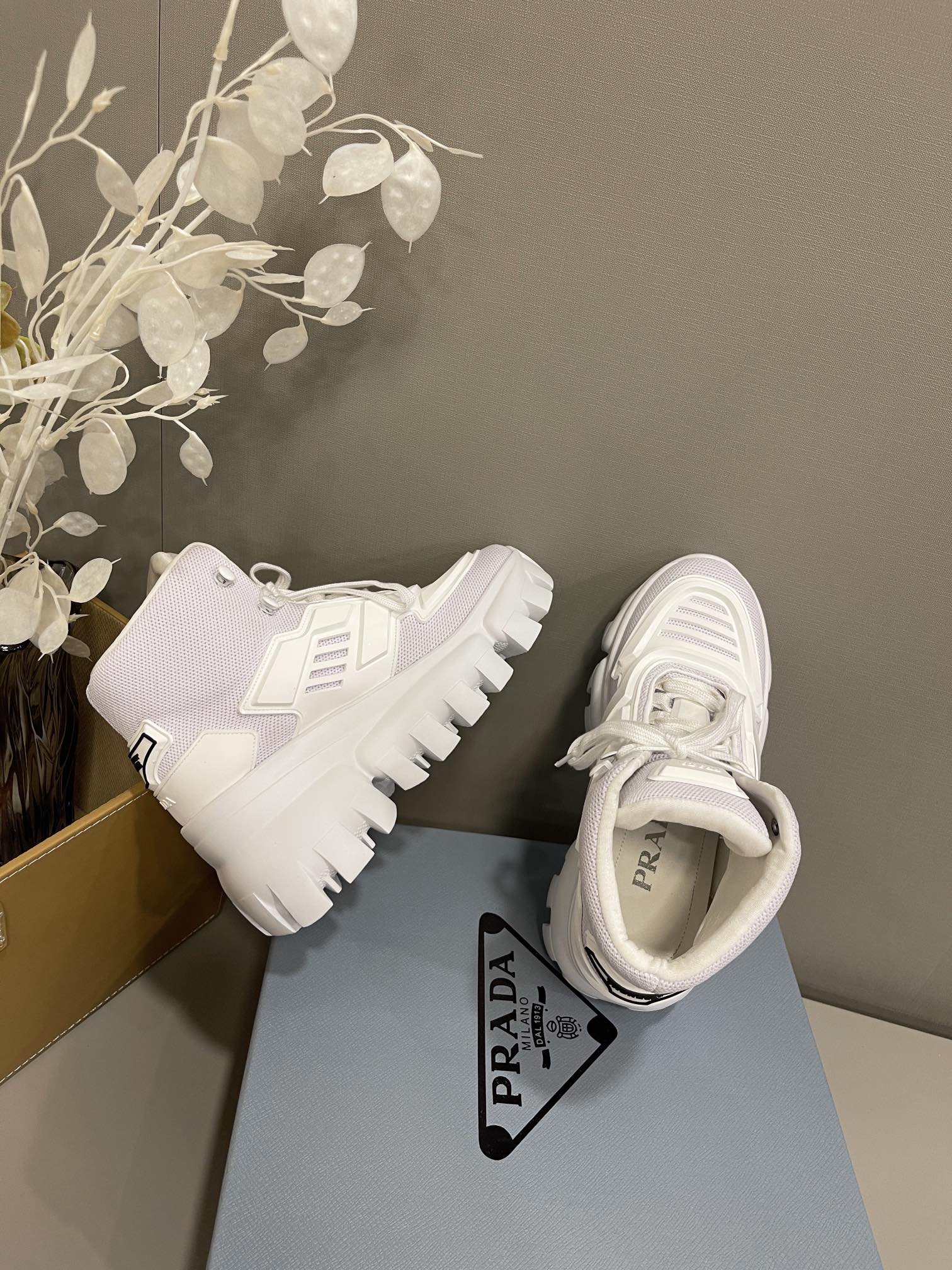 Новинка сезона весна/лето 2022 от Prada - высокие повседневные сапоги на платформе.