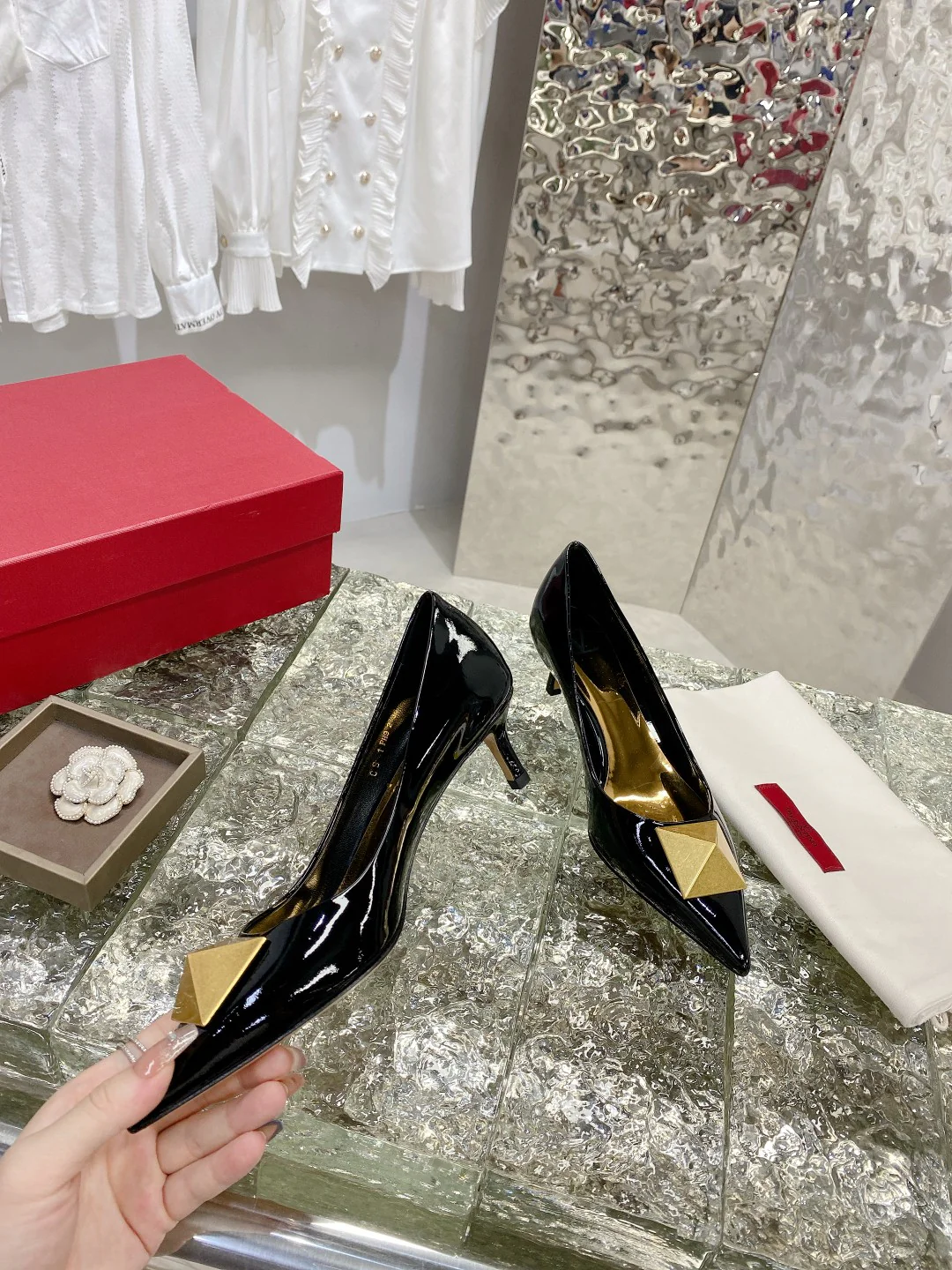 Valentino - Новинка начала осени 2022 года - Туфли на среднем каблуке с заклепками