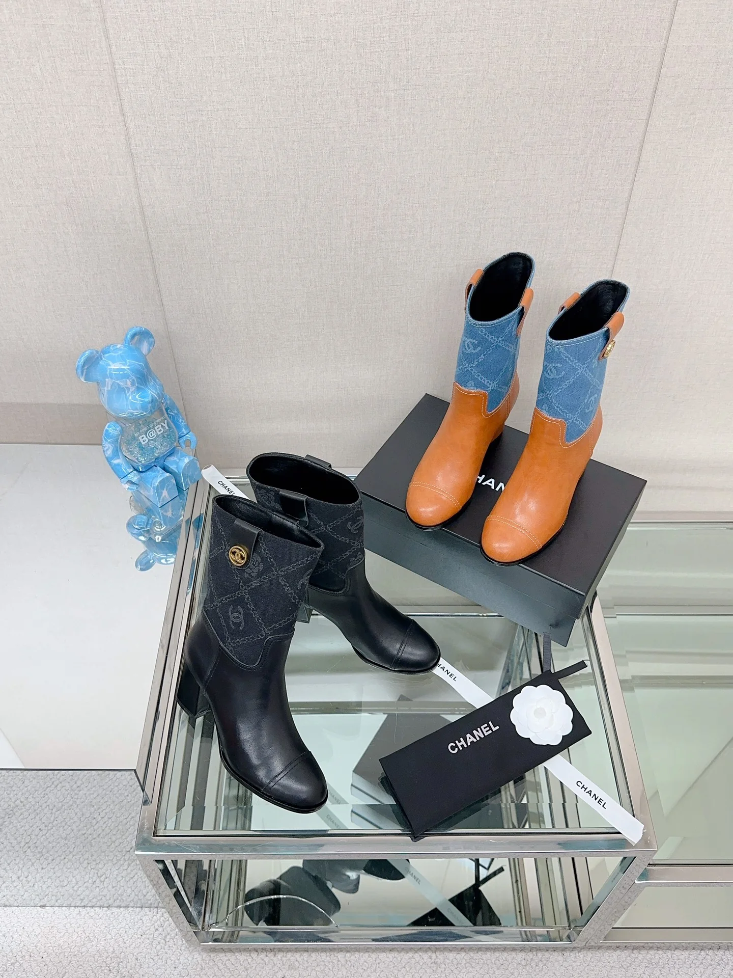 Новинка сезона осень/зима 2023 от Chanel - Ботильоны на массивном каблуке - Джинсовый цвет