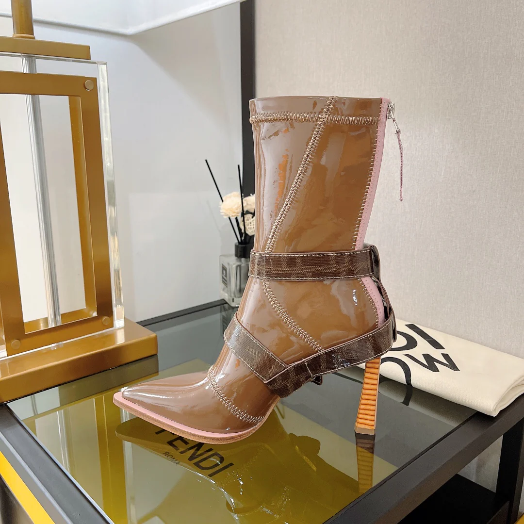 Fendi - Новинка сезона осень/зима 2022 - Сапоги на высоком каблуке