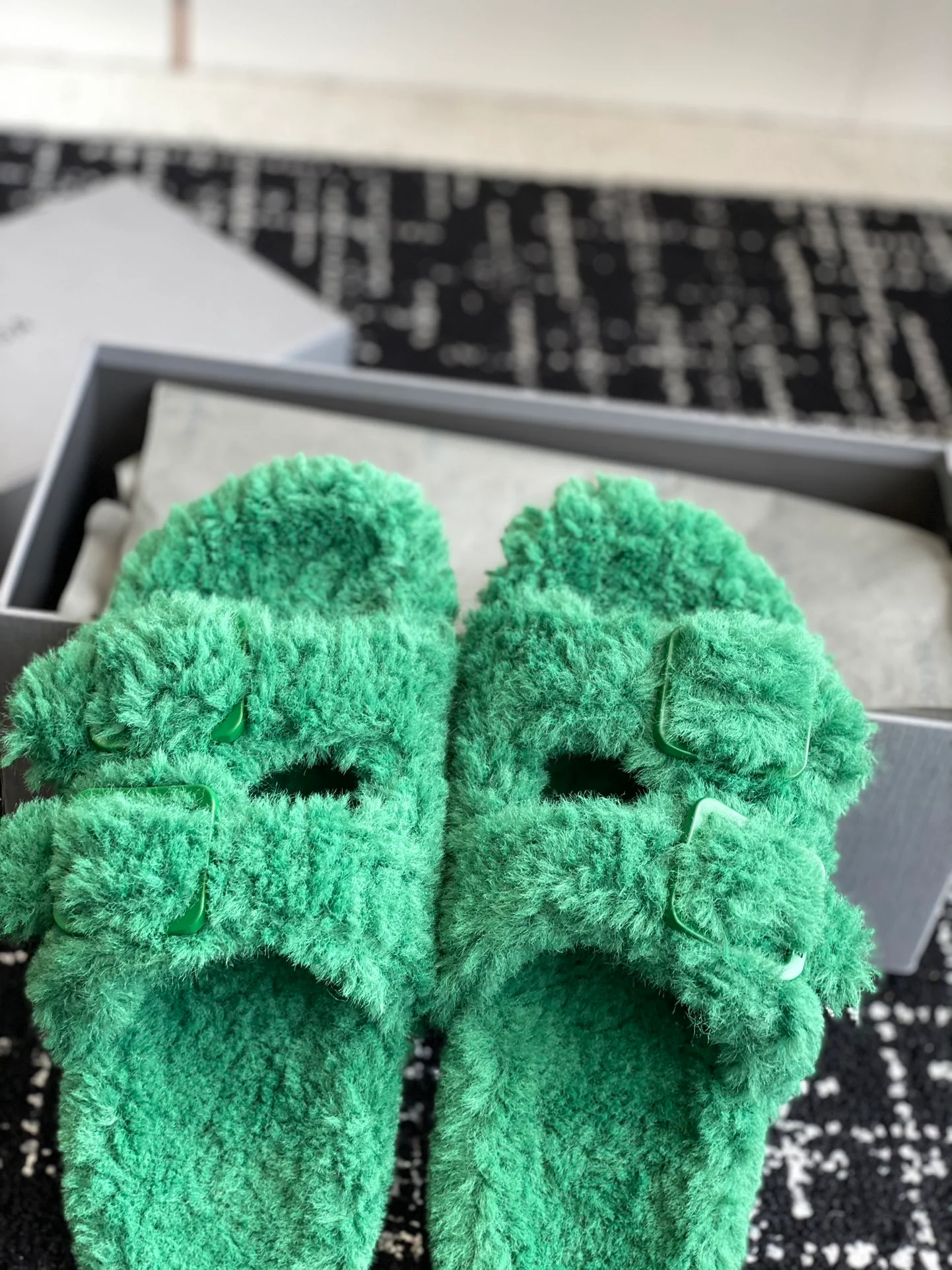 Новинка сезона осень/зима 2023 от Balenciaga — Меховые тапочки — Зеленые с пряжкой