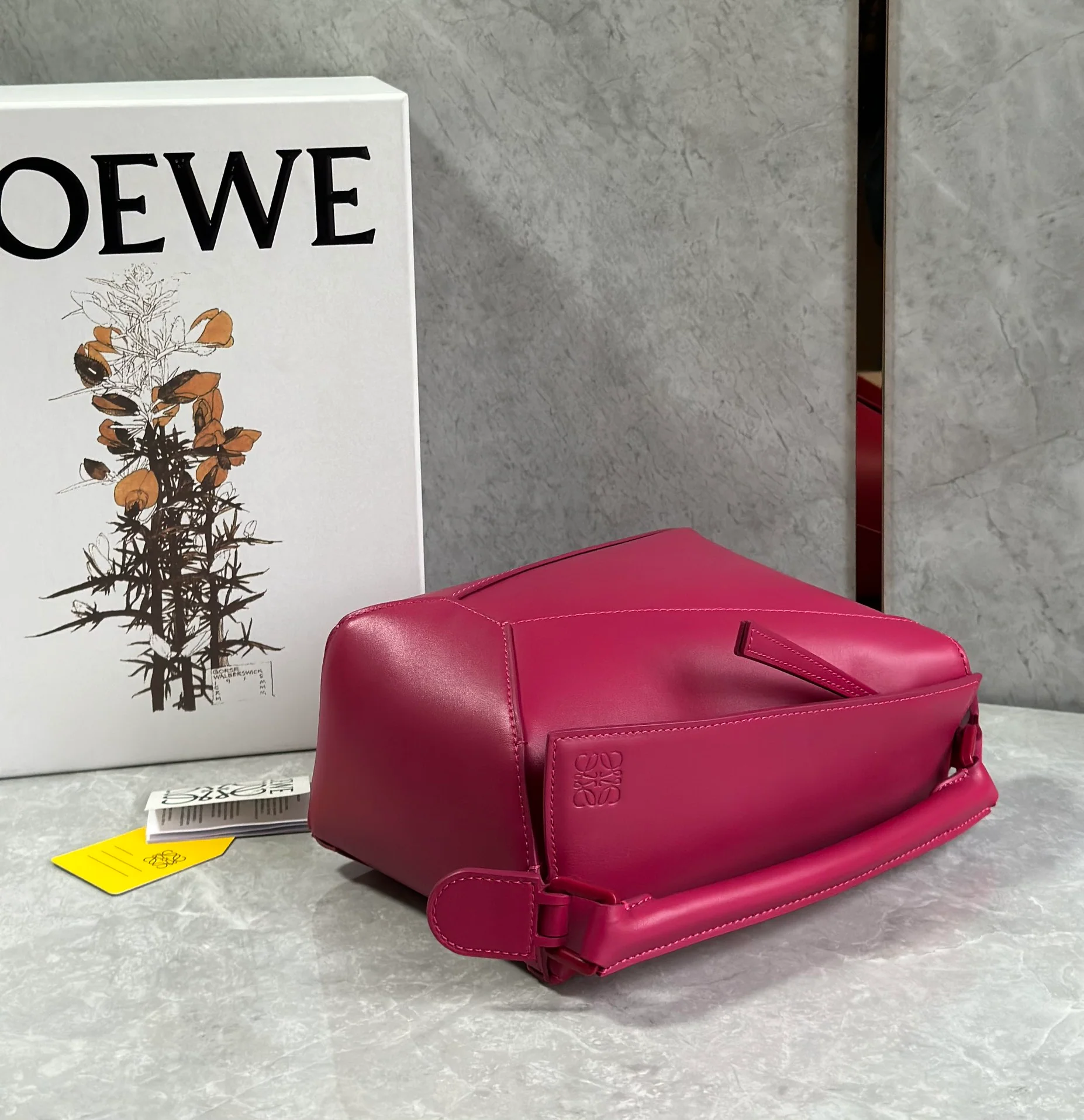 Сумка Loewe Puzzle Geometric с плечевым ремнем в виде буквы — розовая.