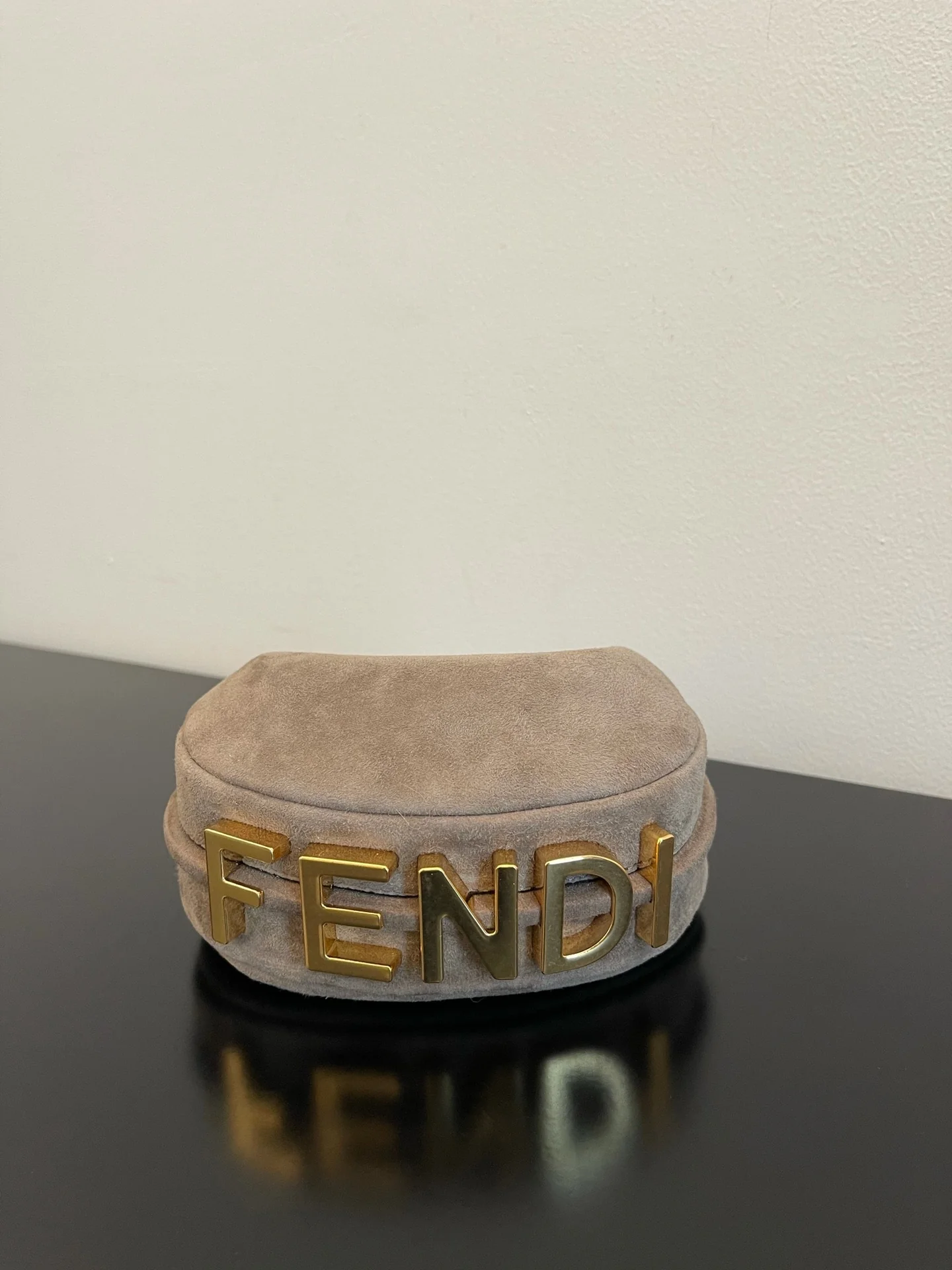 Миниатюрная серая замшевая сумка через плечо Fendi-fendigraphy