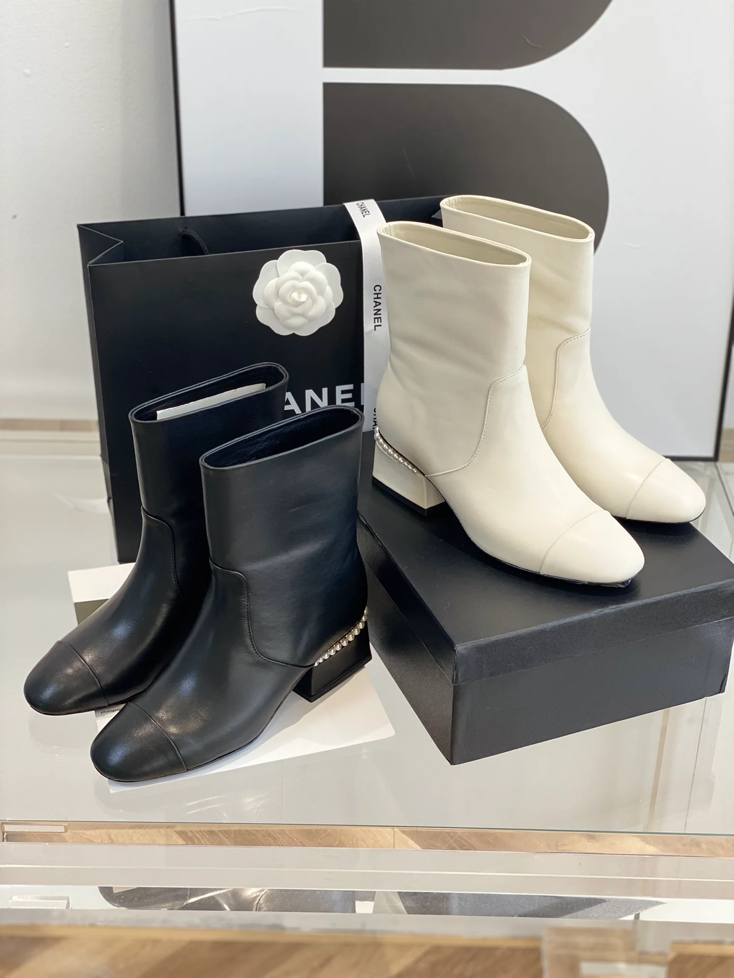 Chanel - Ботильоны на жемчужном каблуке