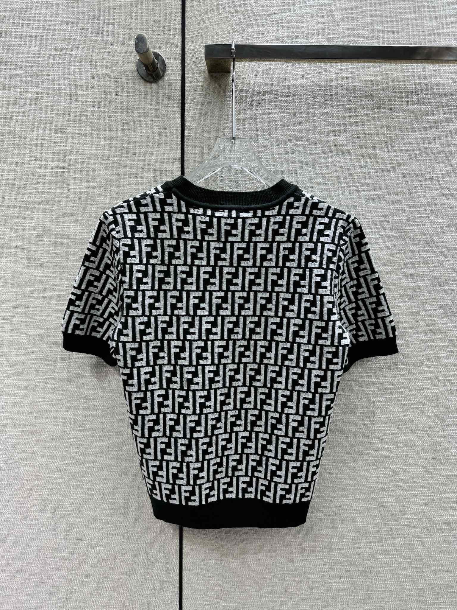 Fendi-2403-24 Новая коллекция ранней весны. Трикотажный свитер с коротким рукавом и круглым вырезом, с монограммой.