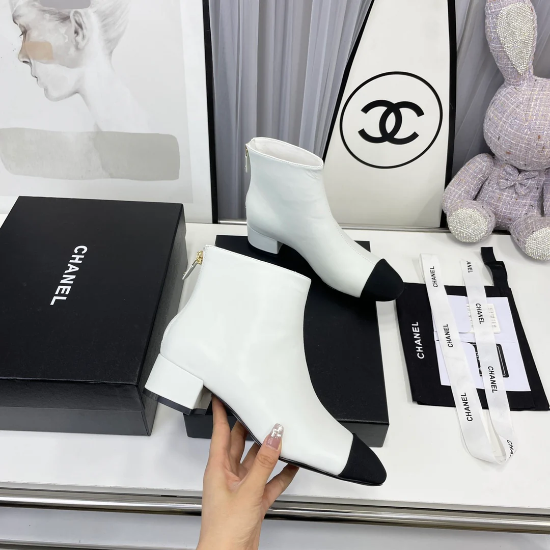 Новинка сезона осень/зима 2022 от Chanel — ботильоны на низком каблуке.