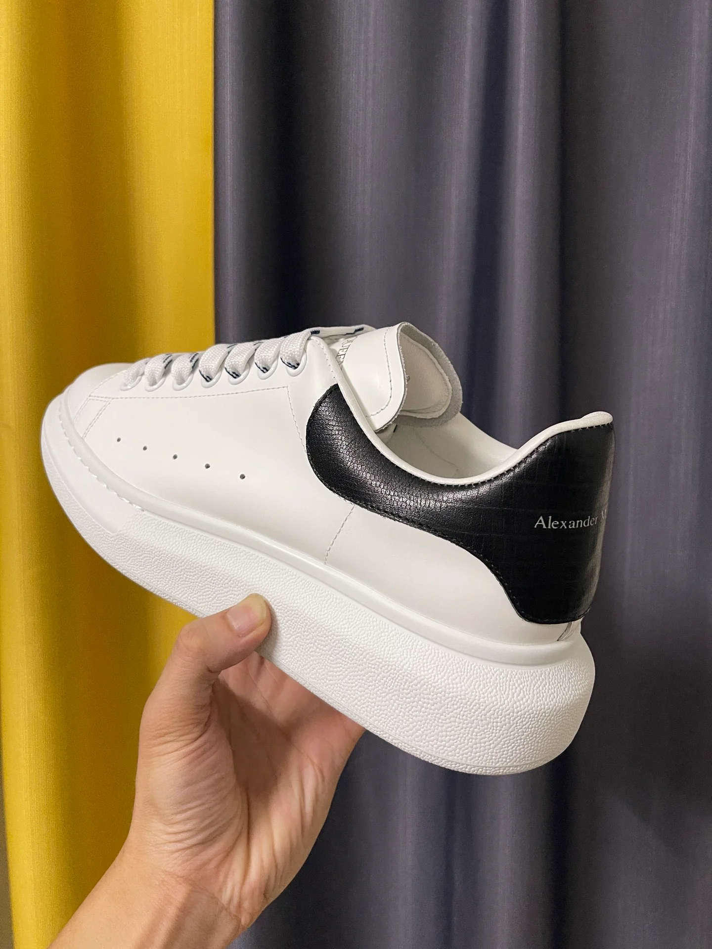 Классические белые кроссовки McQueen - унисекс - с черной кожаной отделкой под кожу ящерицы