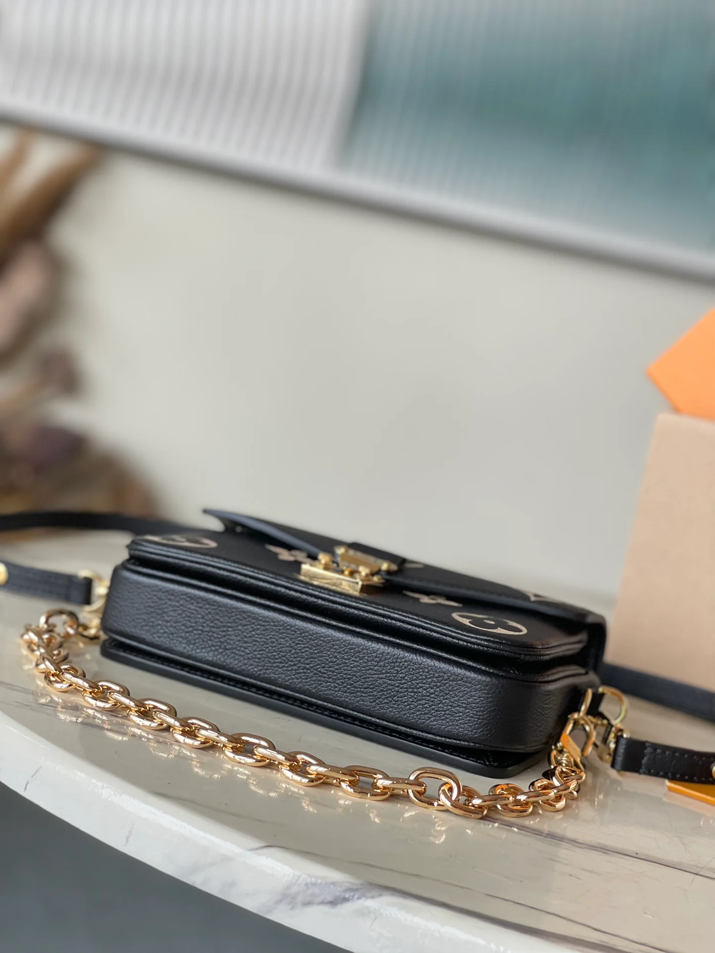 m46596-LV-pochette-metis-east-west-black