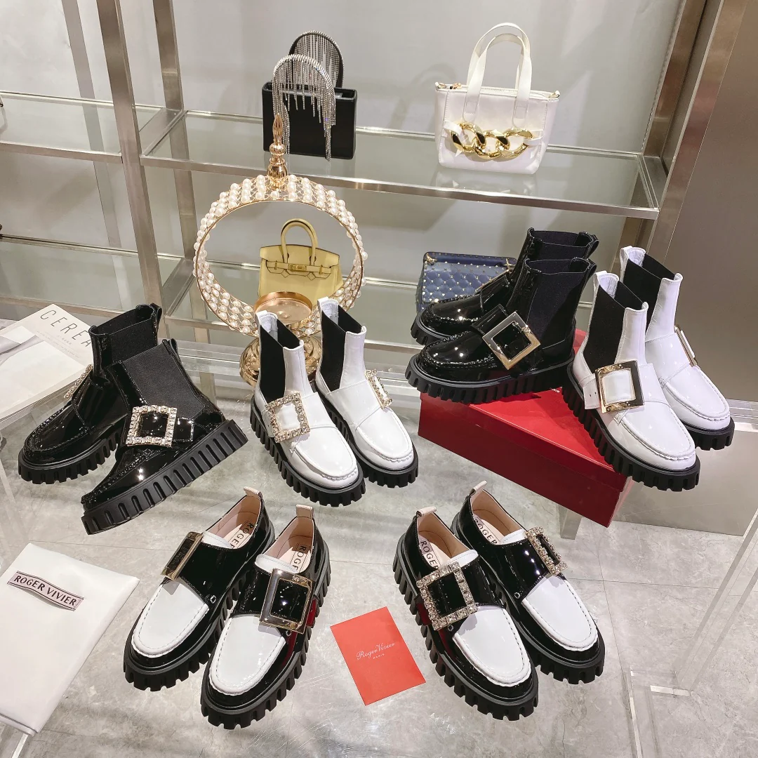 RV Shoes - Ботильоны с пряжкой и стразами - Изображение из коллекции