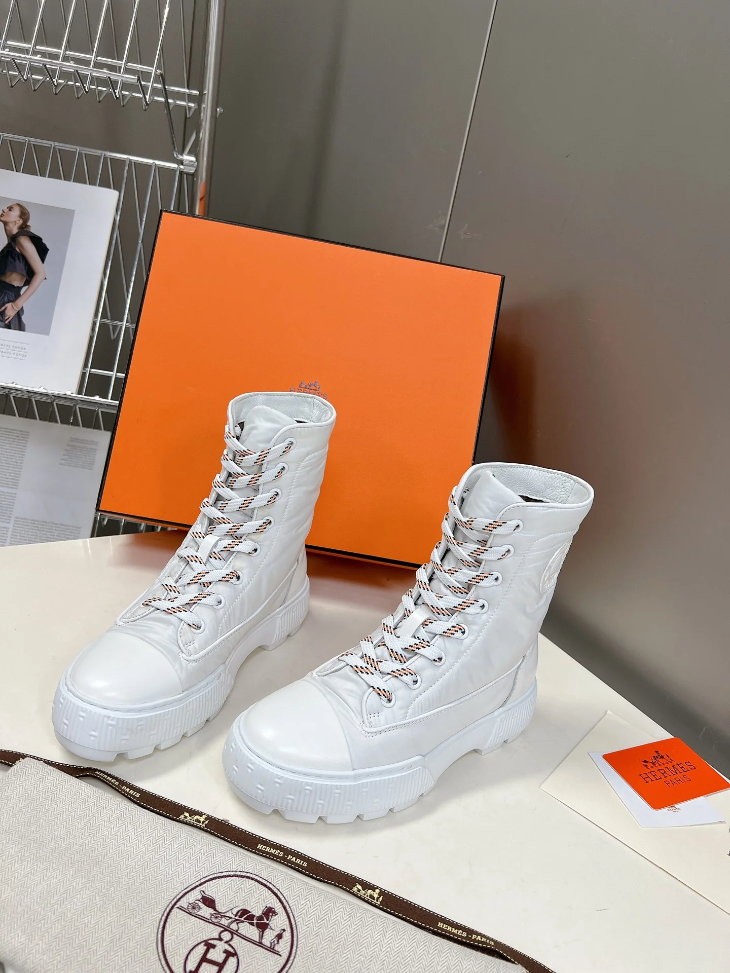 Новинки осенне-зимней коллекции Hermes 2022: короткие сапоги и пуховые сапоги.