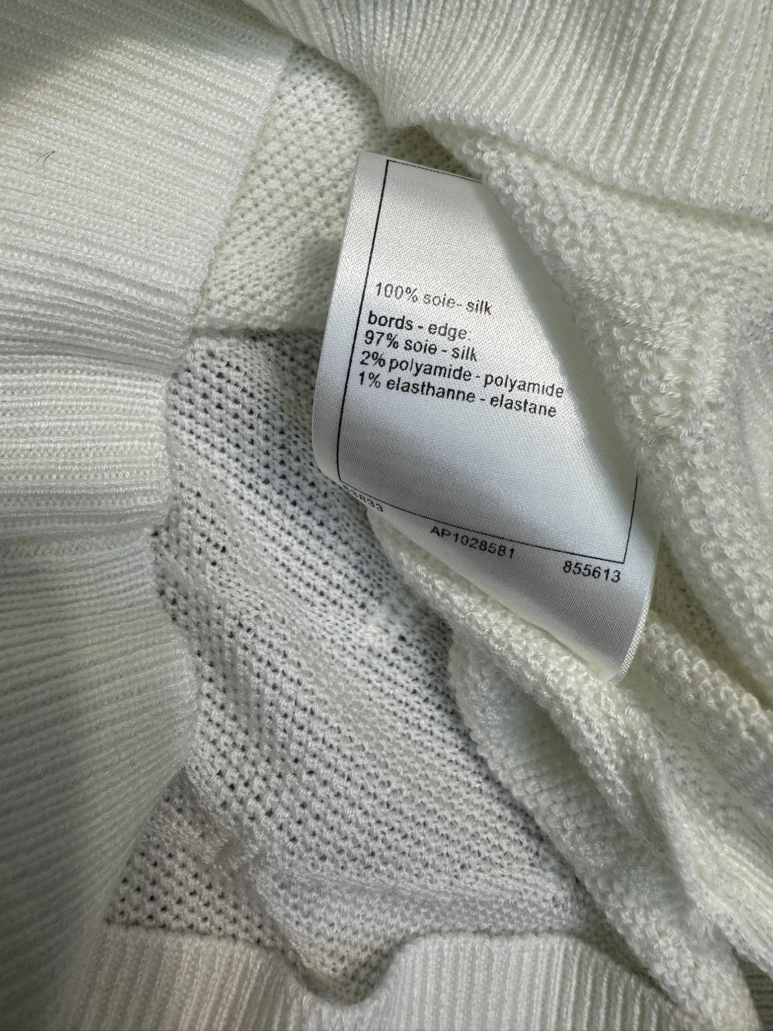 Новая коллекция Chanel Весна/Лето 2024: трикотажное платье с короткими рукавами и ромбовидным узором, белое.