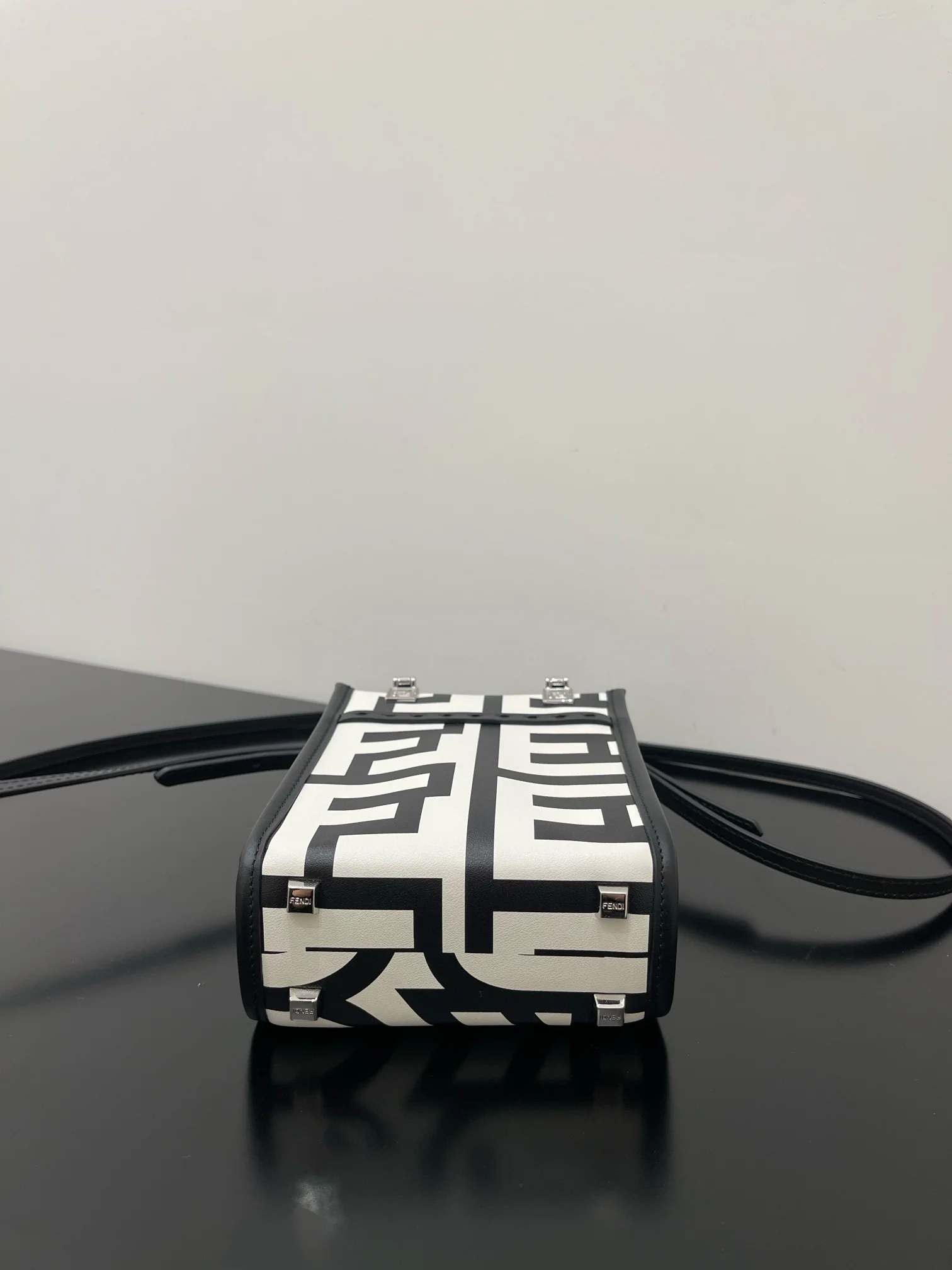 Сумка-тоут Fendi Sunshine — мини — черно-белая коллаборация