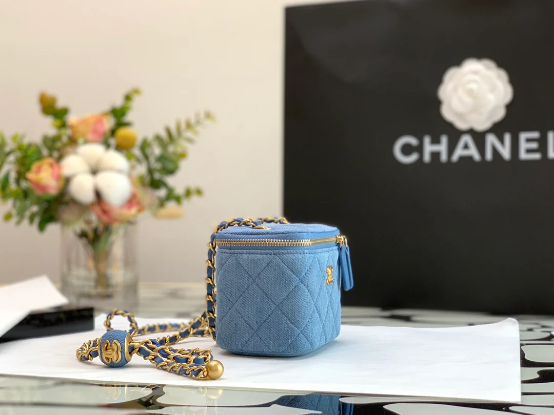 Маленькая квадратная коробочка Chanel Denim Gold Ball, светло-голубая.