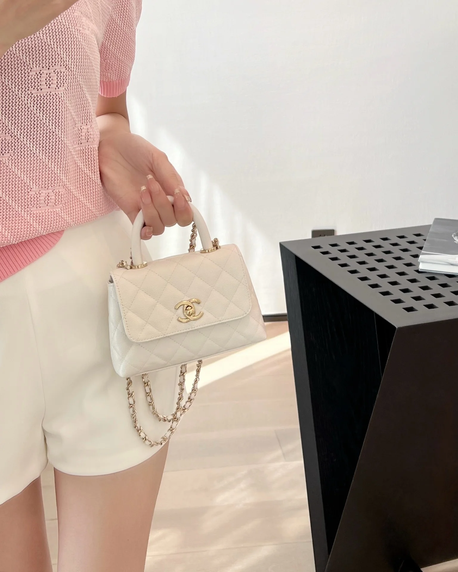 Сумка Chanel с цепочкой и клапаном — белая с фурнитурой из светлого золота.