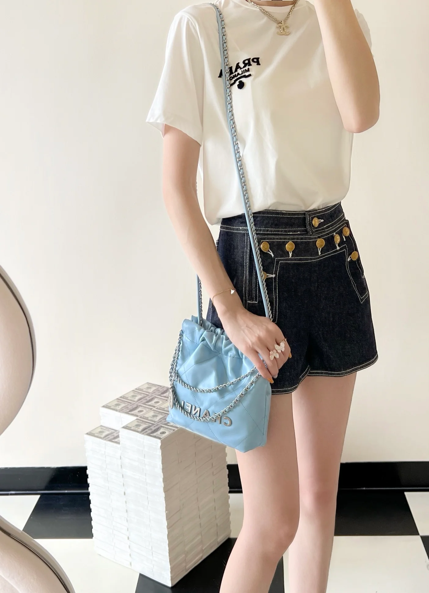 Новинка сезона весна/лето 2023 от Chanel - сумка 22 - мини - молочно-голубой - фото в действии.