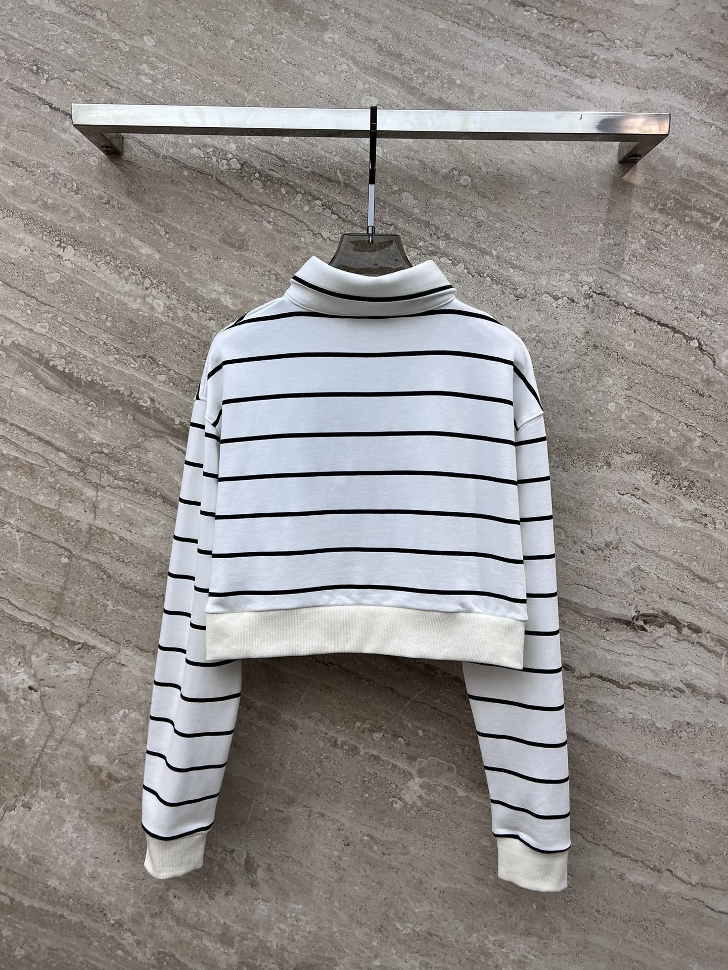 Miu Miu - 2404 - Комплект из хлопковой полосатой рубашки-поло и шорт.