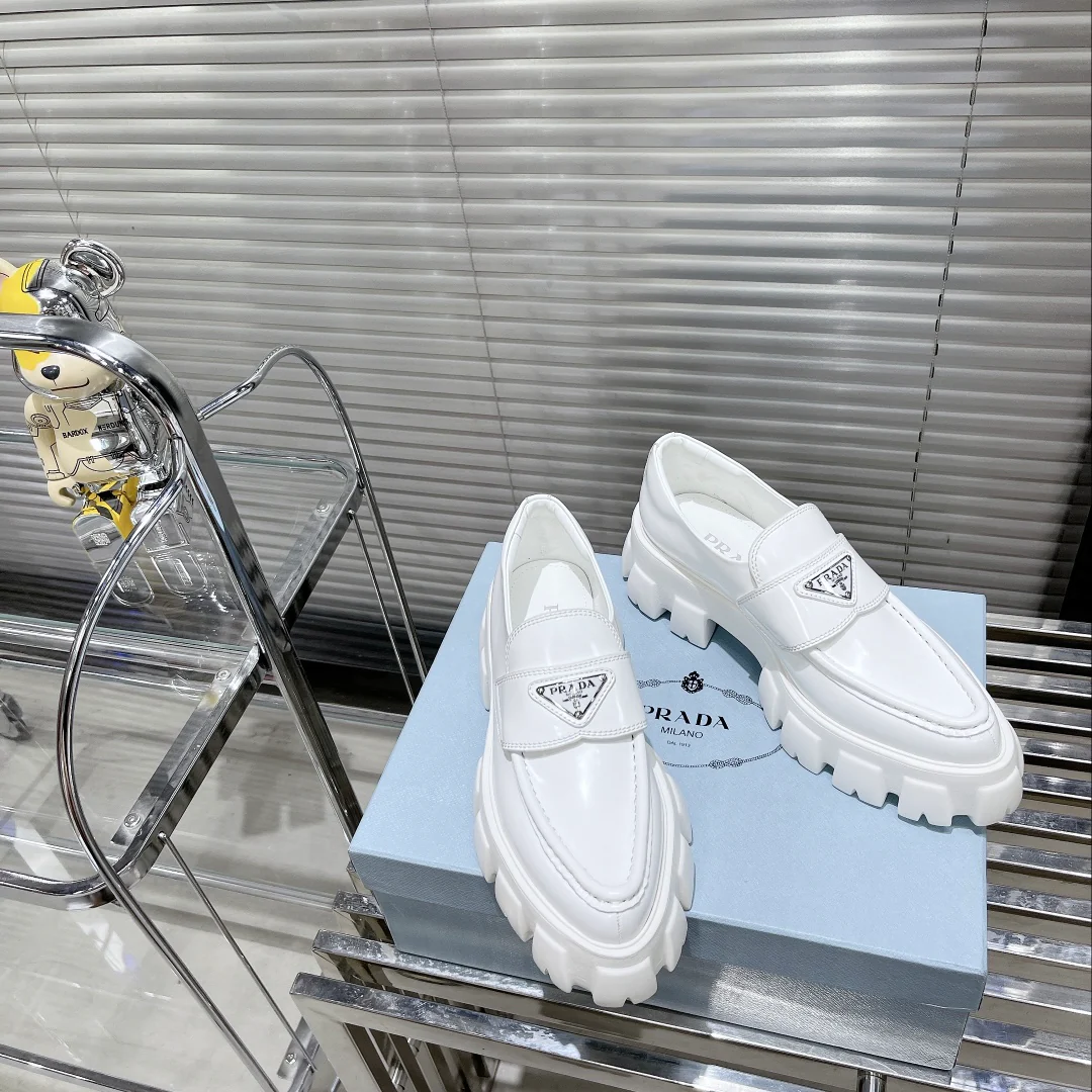 Акробатические трюки на платформе Prada с острым носком