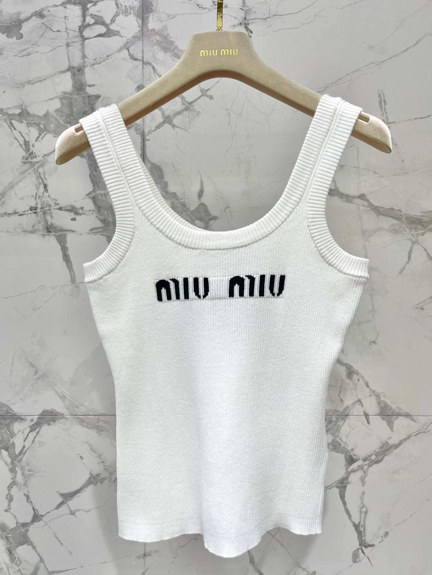 Miu Miu - Летняя новинка 2404-24: Элегантный вязаный жилет с U-образным вырезом - белый
