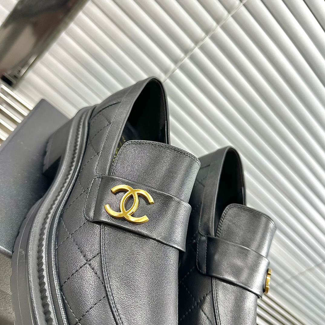 Новинка сезона осень/зима 2023 от Chanel — лоферы на платформе.