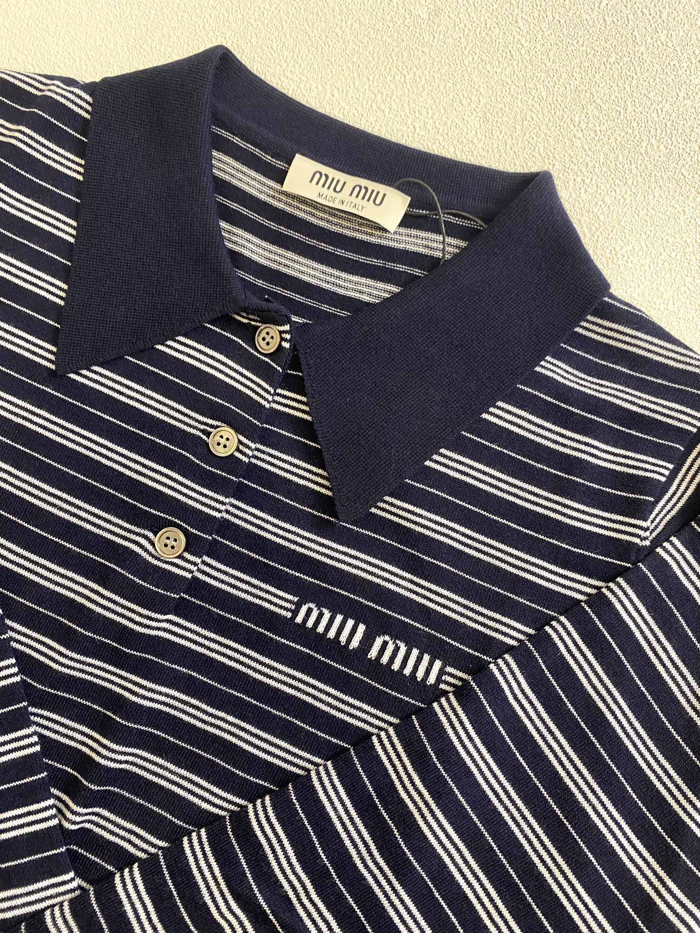 Miu Miu - 2404 - Новинка ранней весны. Вязаный свитер с длинными рукавами и воротником - темно-синий.