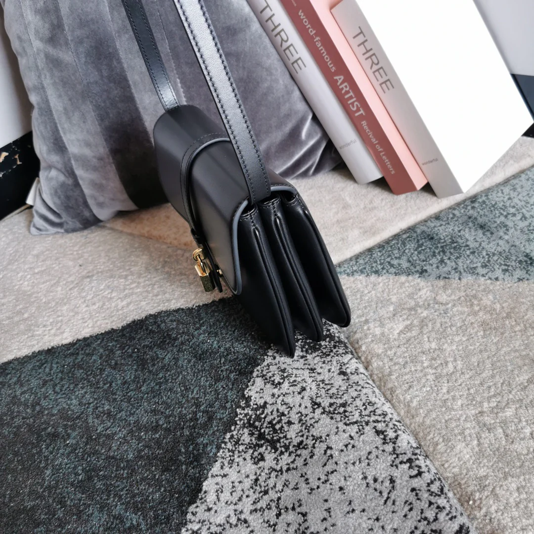 Сумка Celine Tabou через плечо, коллекция осень/зима 2021, черная.