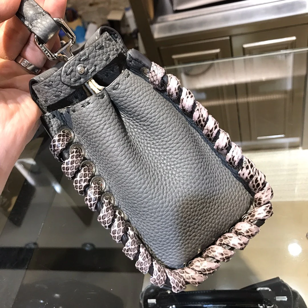 Мини-сумочка Fendi Peekaboo из серой кожи