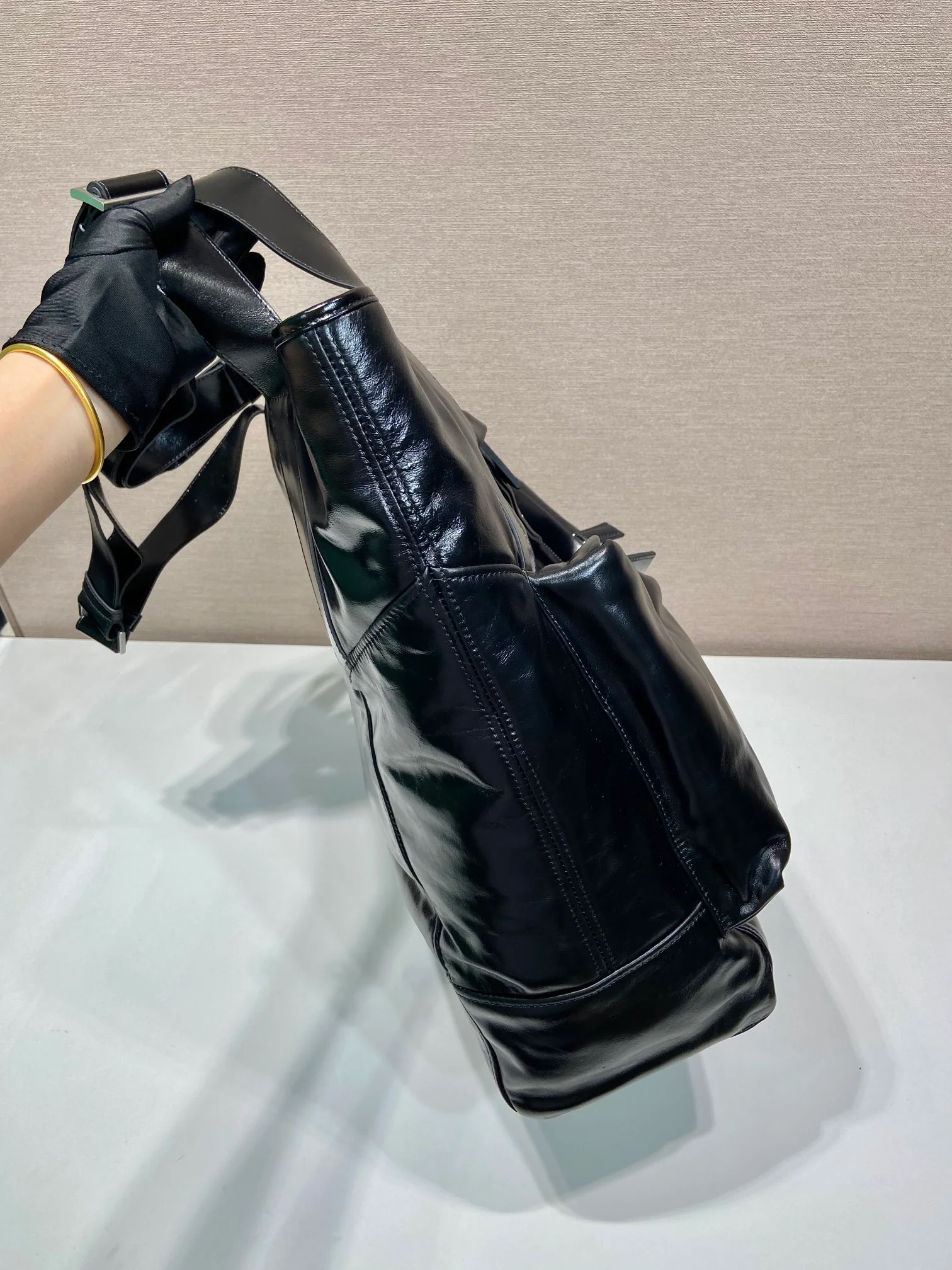 Сумка-тоут Prada из вощеной кожи