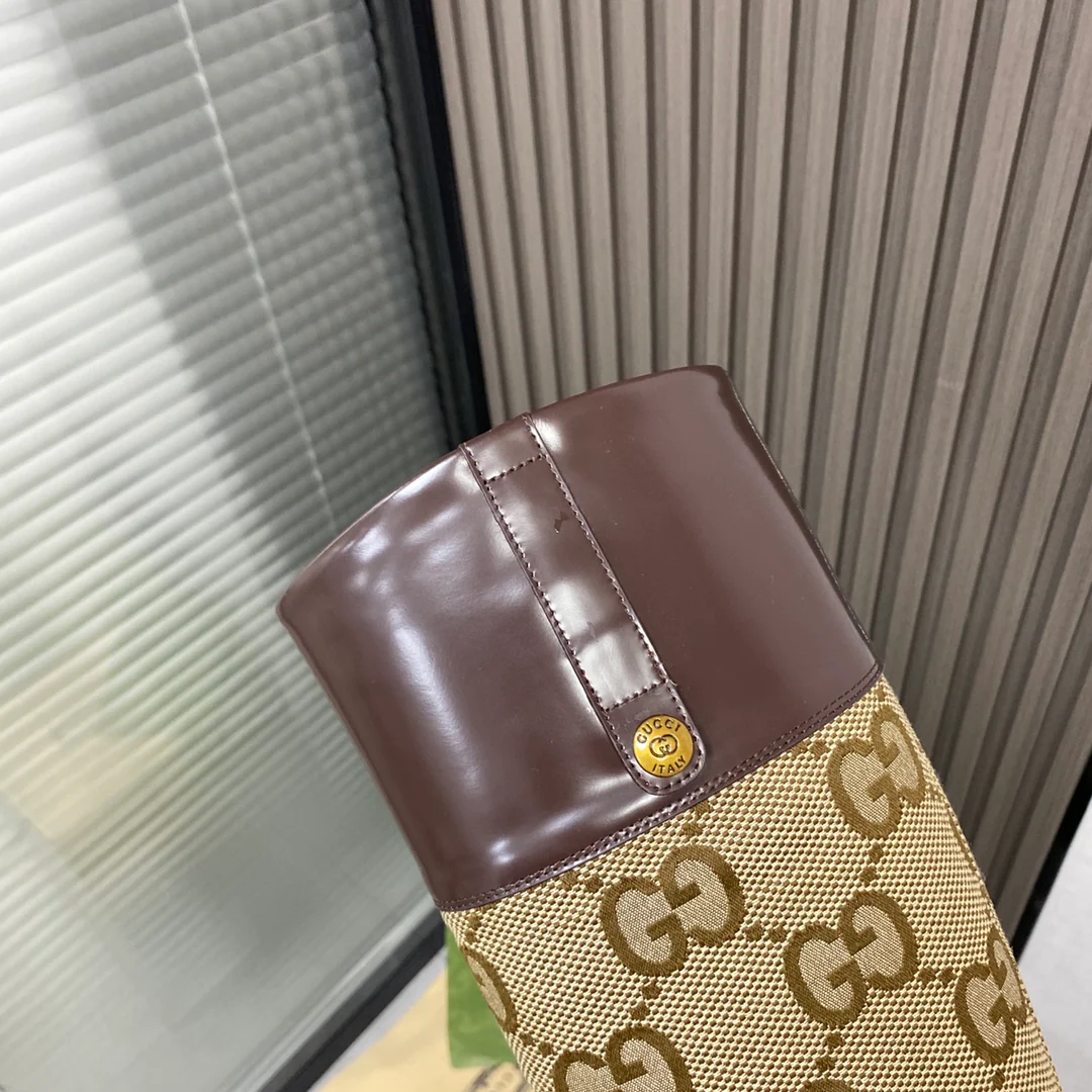 Новинка сезона осень/зима 2022 от Gucci — сапоги для верховой езды в стиле подиума.