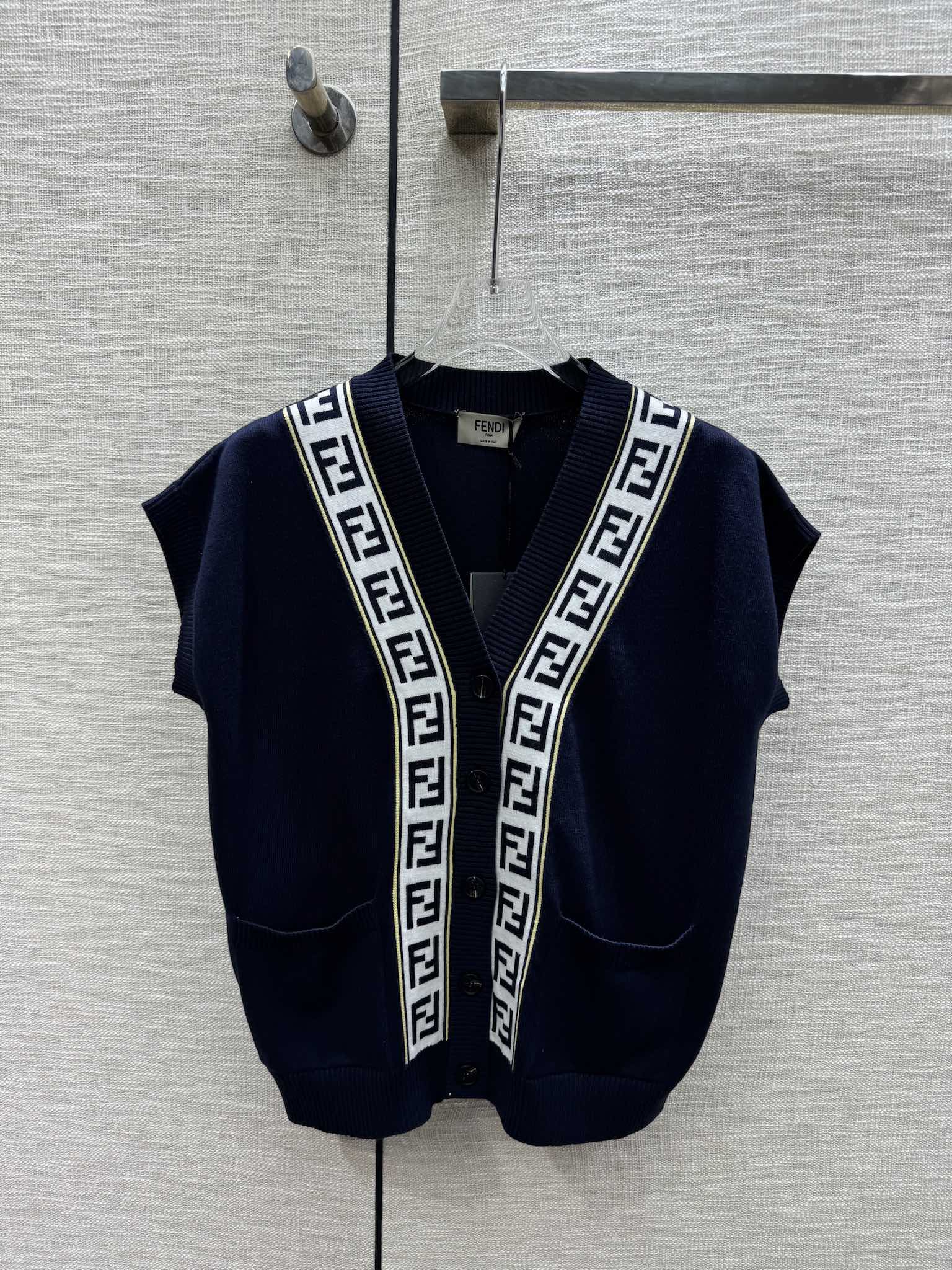 Fendi-2403-Двубортный вязаный жилет с V-образным вырезом и буквенным рисунком