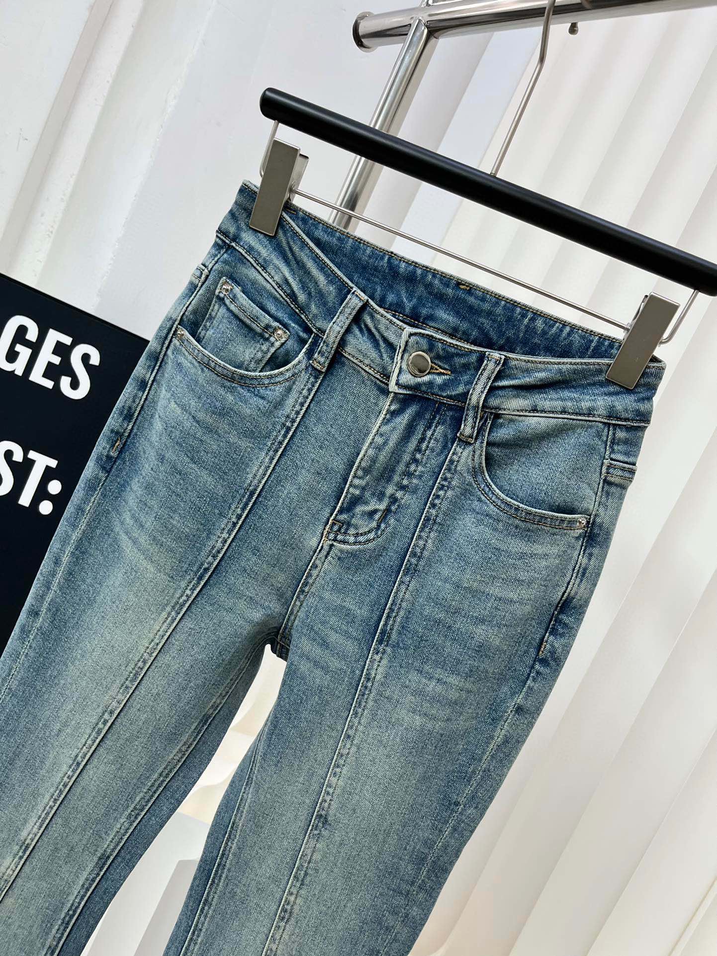 Джинсы Chanel 2403 с расклешенной юбкой и тиснением