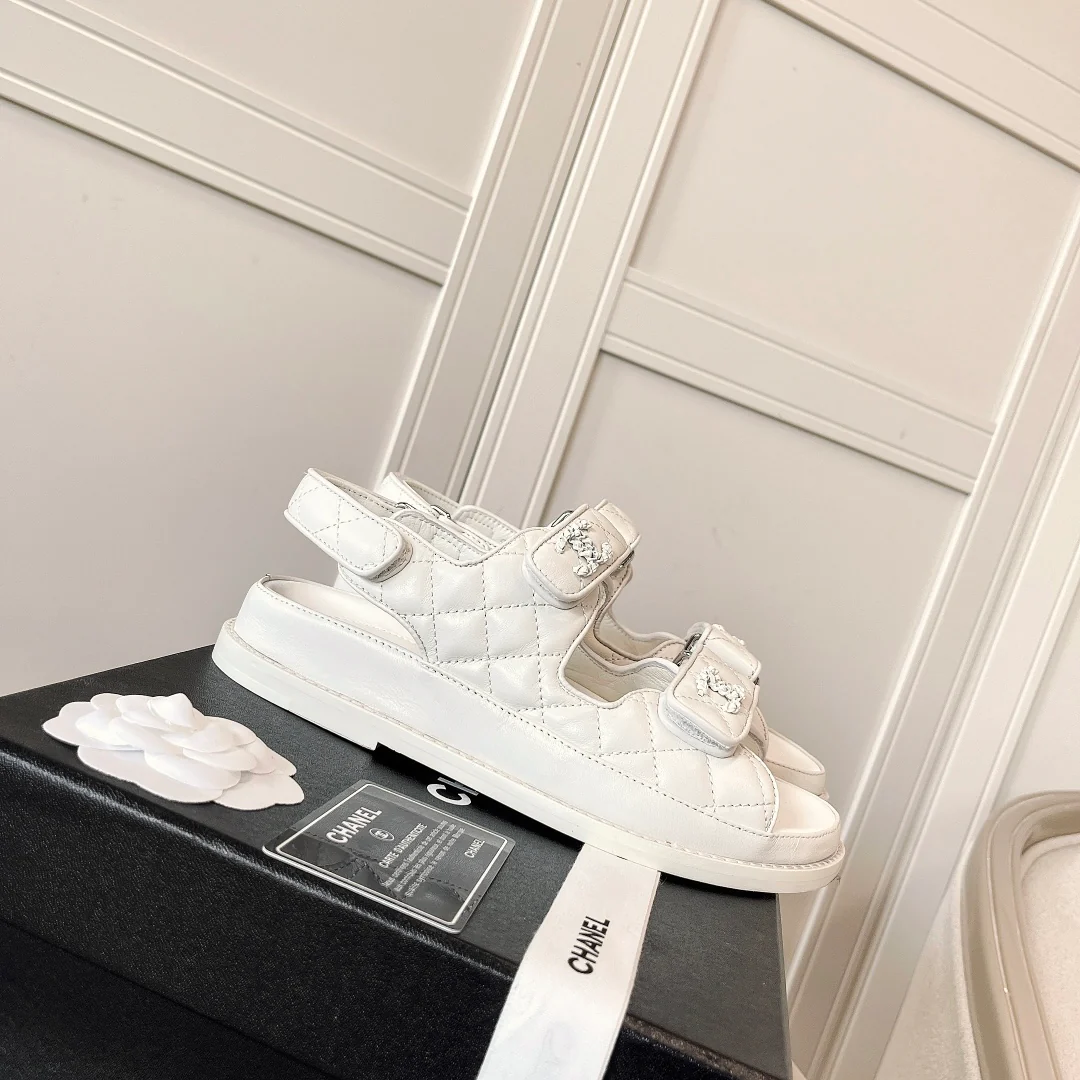 Chanel - Белые кожаные сандалии в клетку