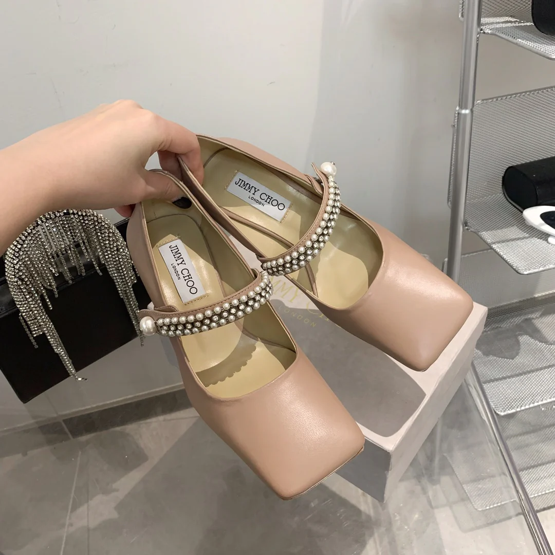Туфли на высоком каблуке Jimmy с квадратным носком и пряжкой из жемчужной цепочки.