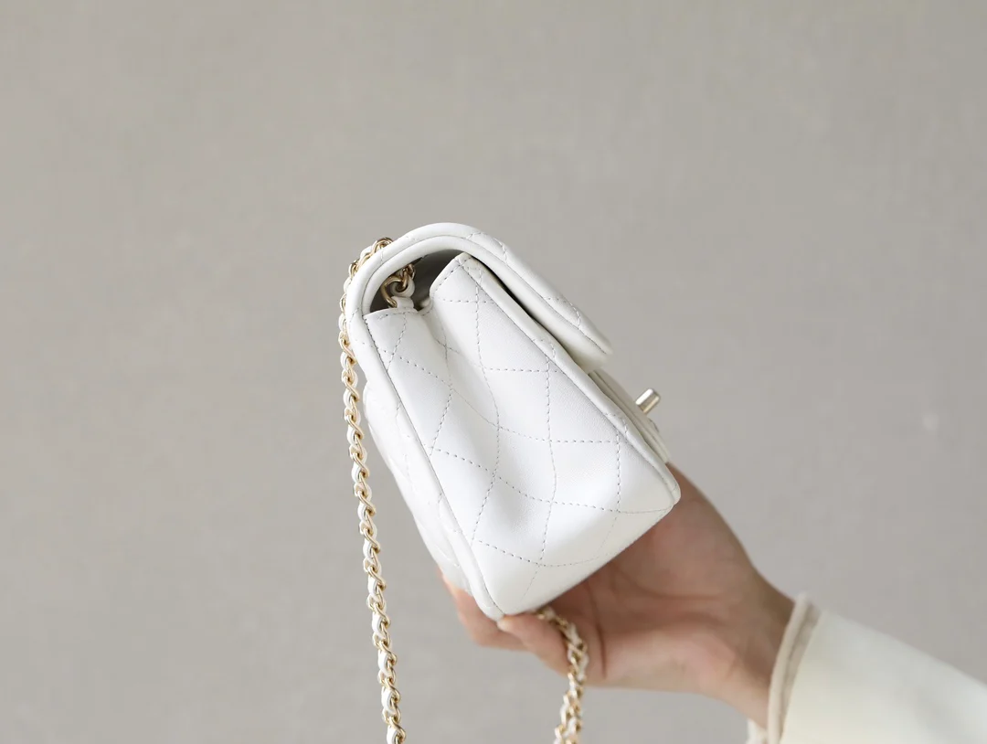 Новые поступления коллекции Chanel весна/лето 2023 - Футбольная коллекция - Сумка CF - Белая