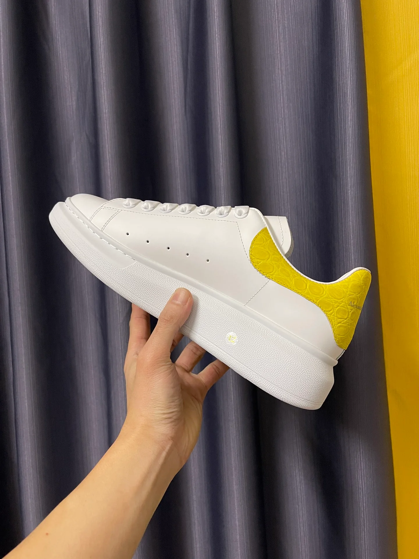 Классические белые кроссовки McQueen - унисекс - каблук из желтой крокодиловой кожи - Премиум-издание