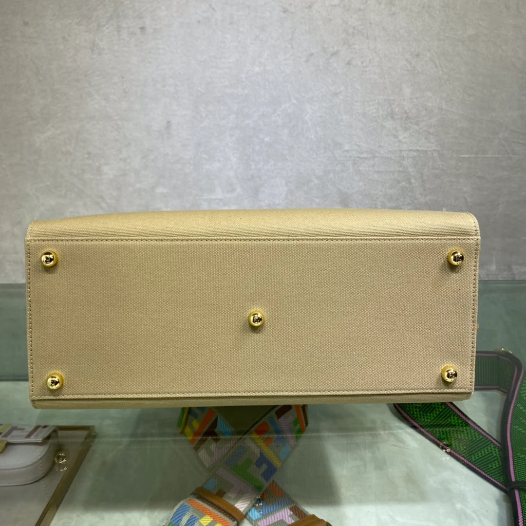 Сумка-тоут Fendi Sunshine Medium из бежевого холста