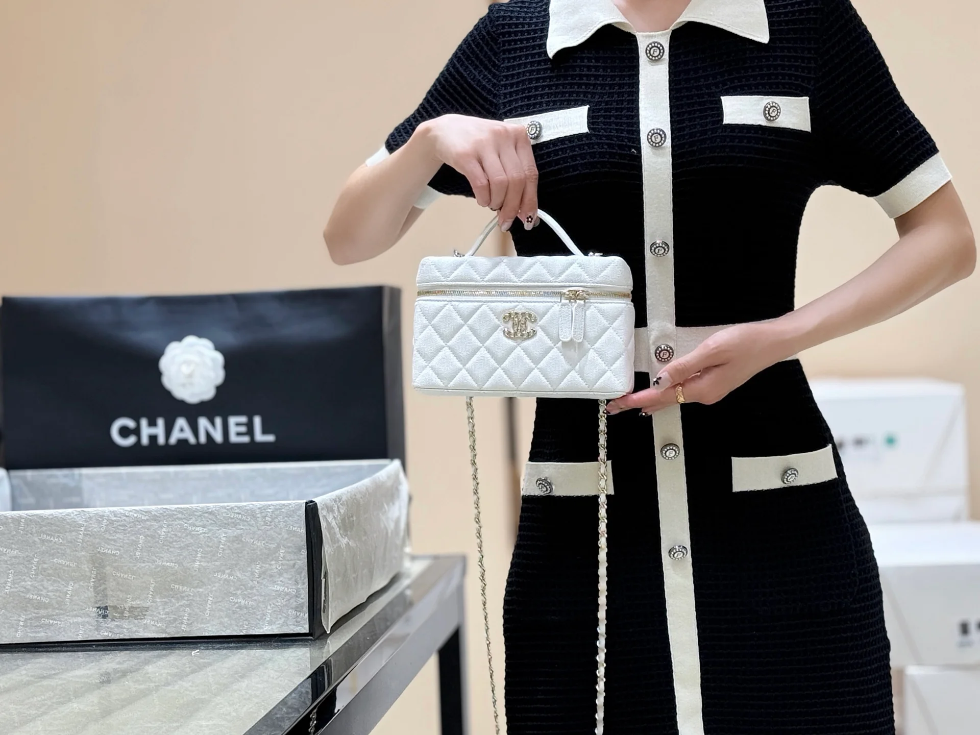Сумка-ланчбокс Chanel 25p Limited Edition в форме сердца с бриллиантом — белая.