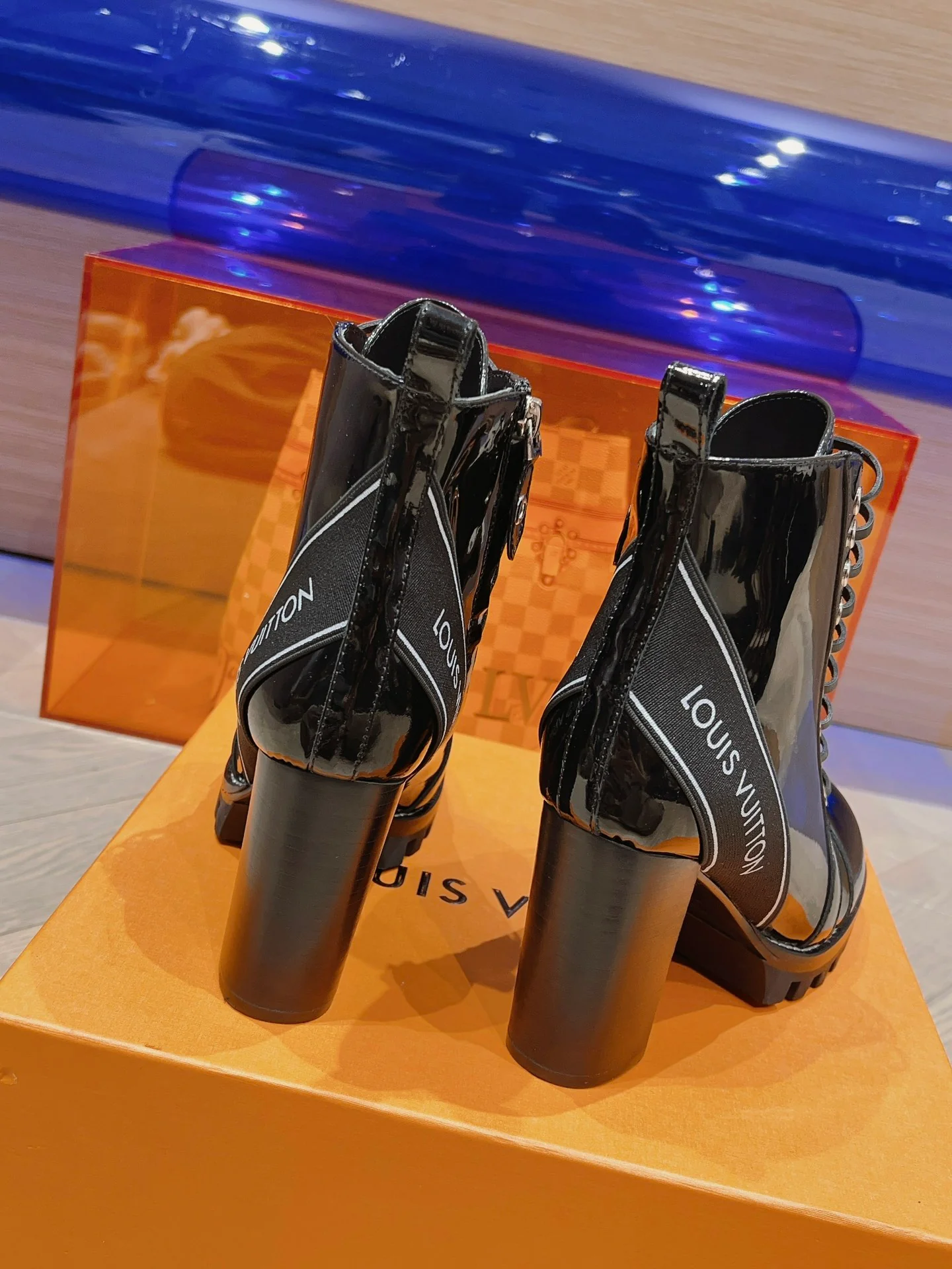 LV - Новинка сезона осень/зима 2023 - Ботильоны на высоком каблуке - Лакированная кожа, черные - Модель 2