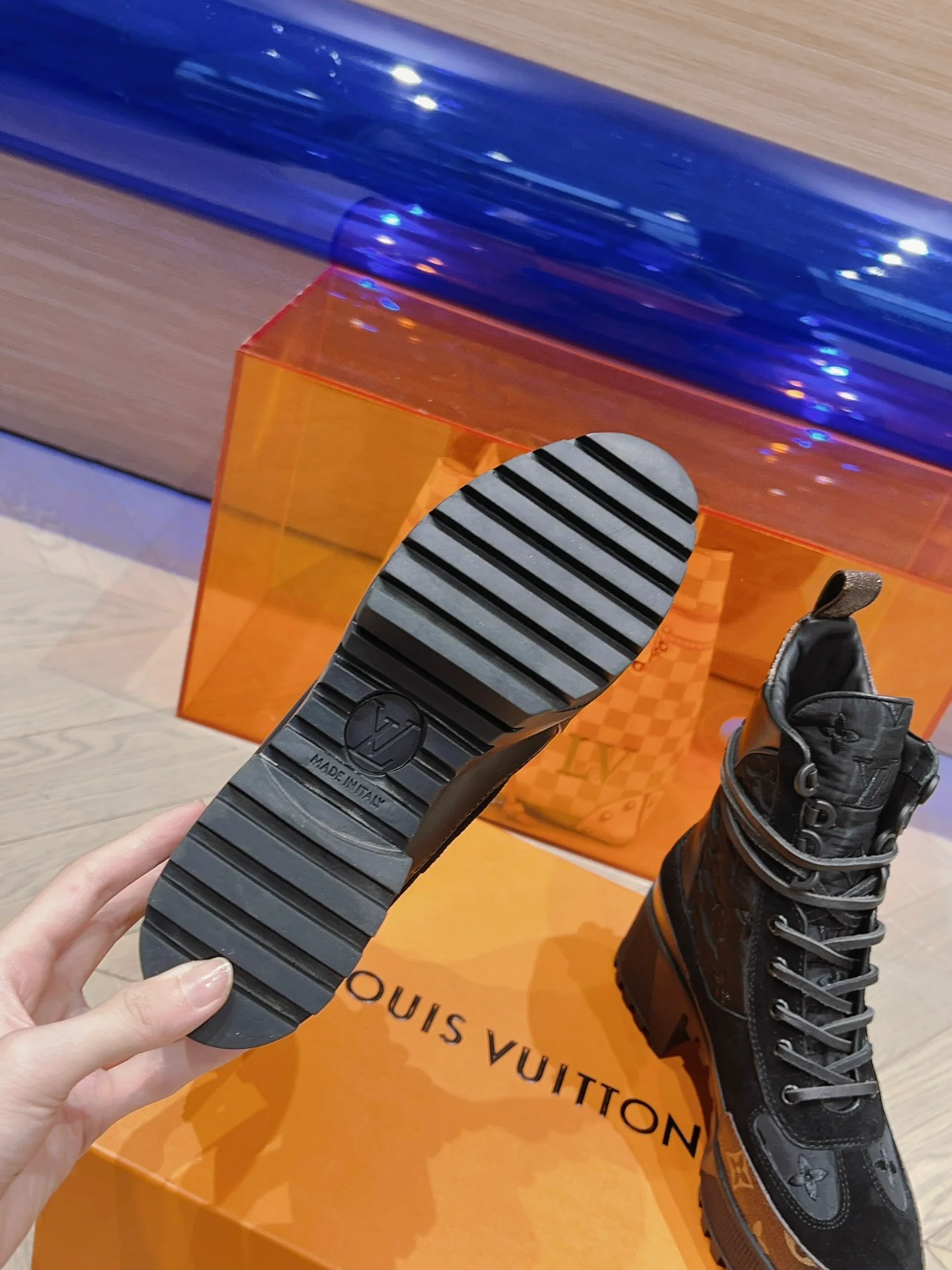 Новинка осенне-зимней коллекции LV 2023 — Ботинки Мартин на высоком каблуке — Черные