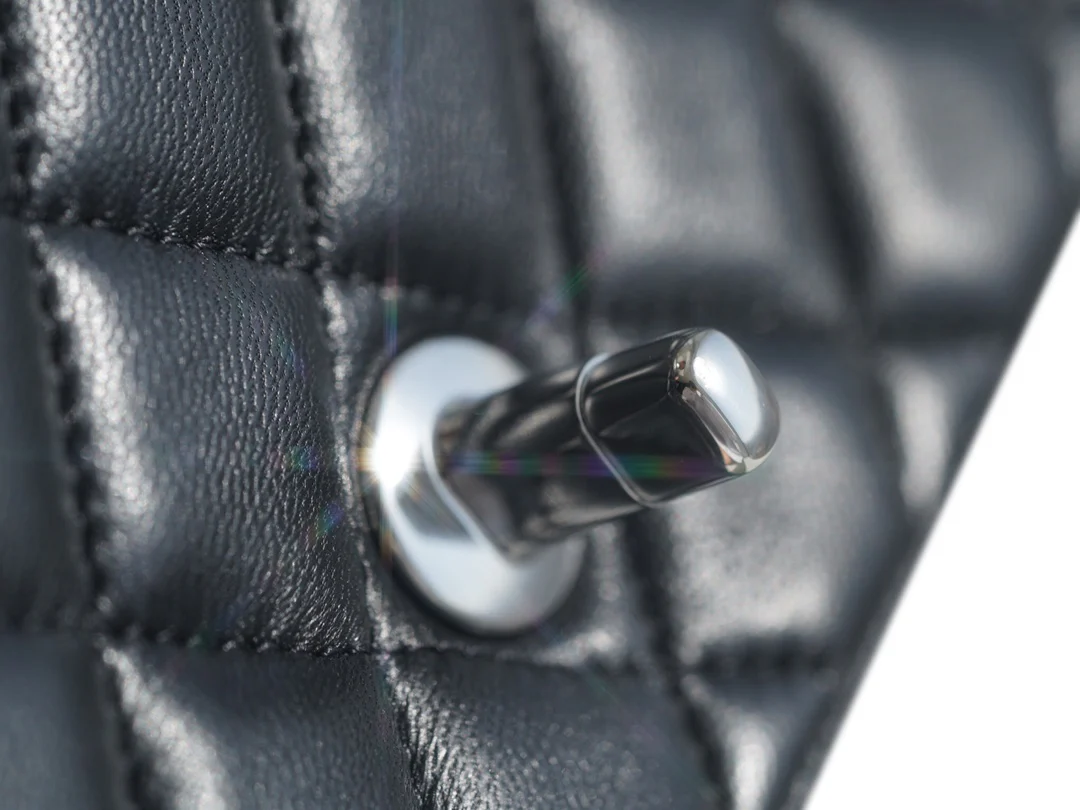 Часы Chanel CF Square Fat Man - 18 см - из черной овечьей кожи с серебряной пряжкой