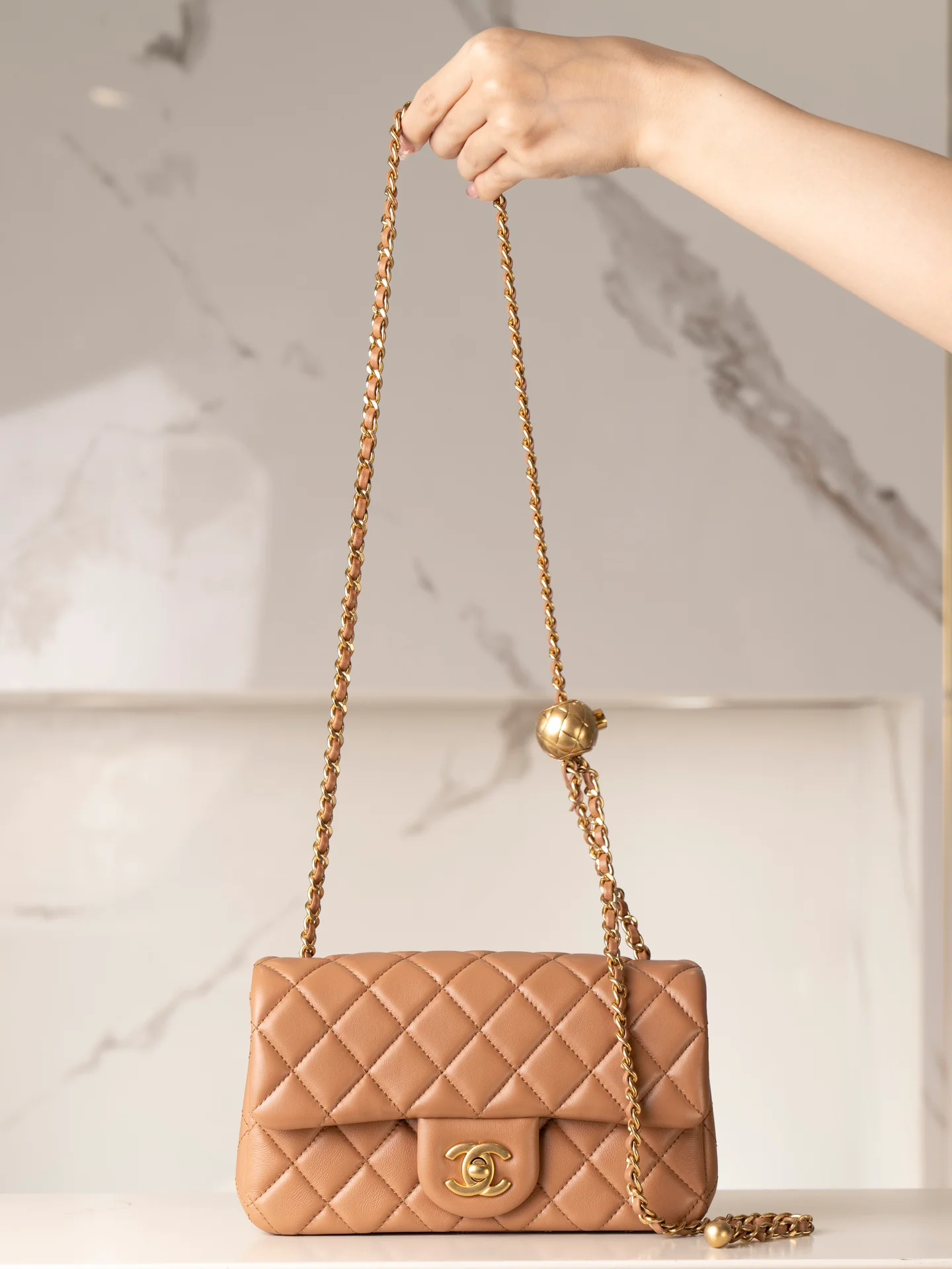 Мини-сумочка Chanel CF с клапаном и золотым глобусом — цвет молочного чая.