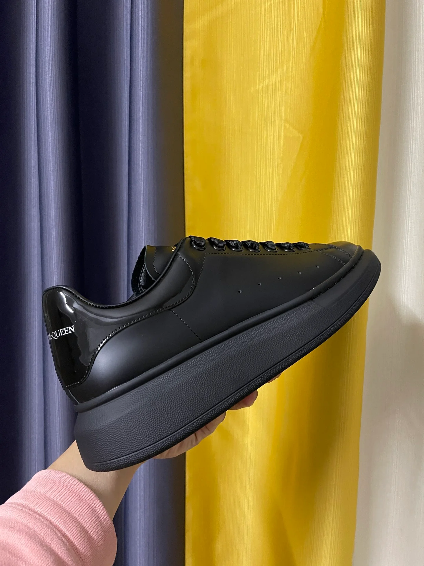 Классические белые кроссовки McQueen - унисекс - глянцево-черные - черная лакированная кожа на каблуке