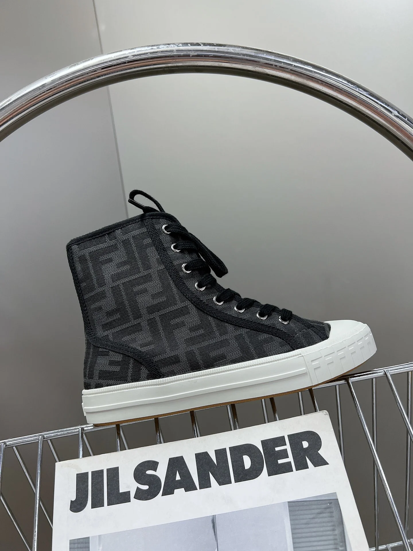 Fendi - Новинка сезона осень/зима 2022 - Высокие повседневные туфли с монограммой - 1